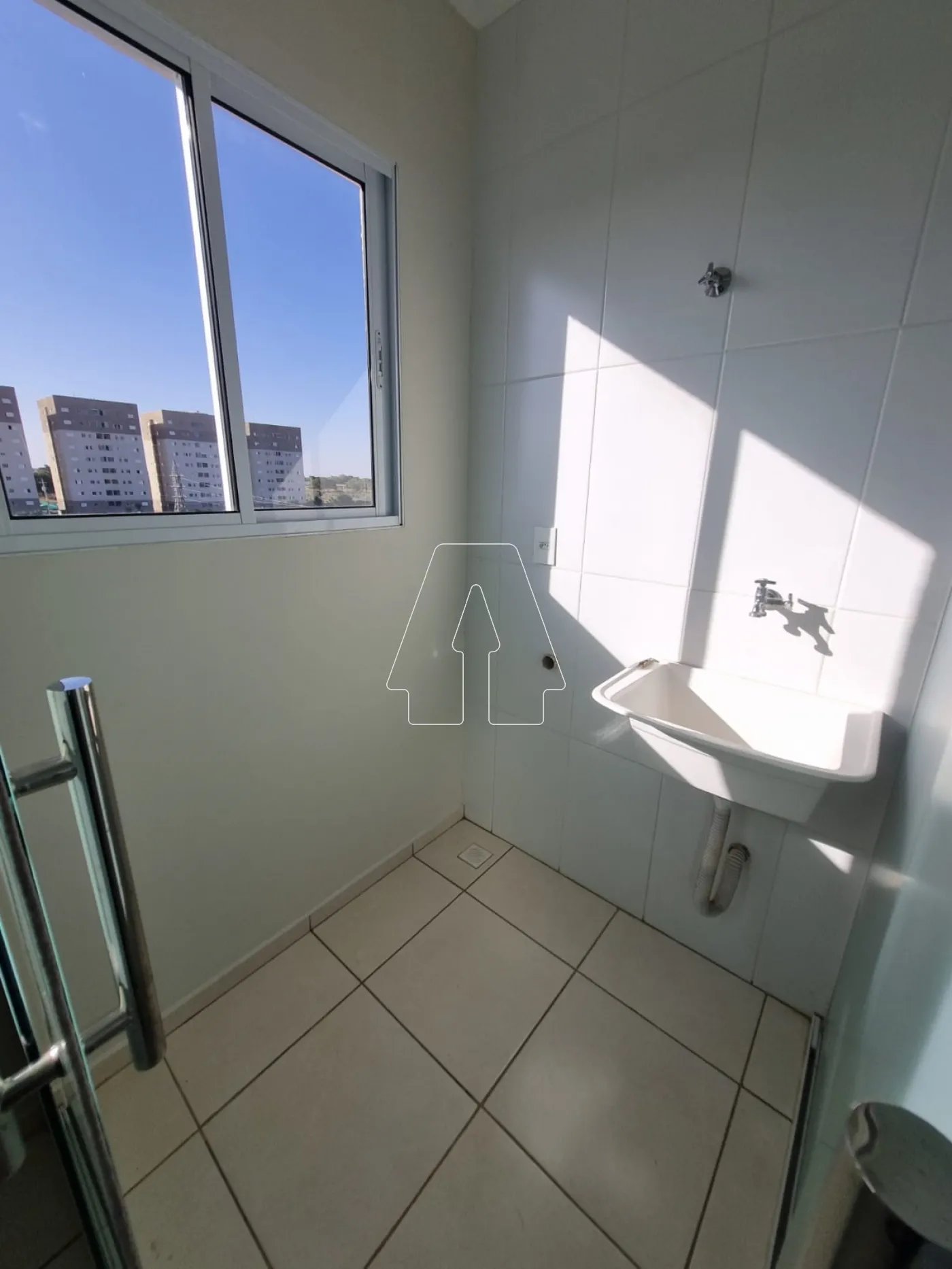 Alugar Apartamento / Padr&atilde;o em Ara&ccedil;atuba R$ 1.360,00 - Foto 8