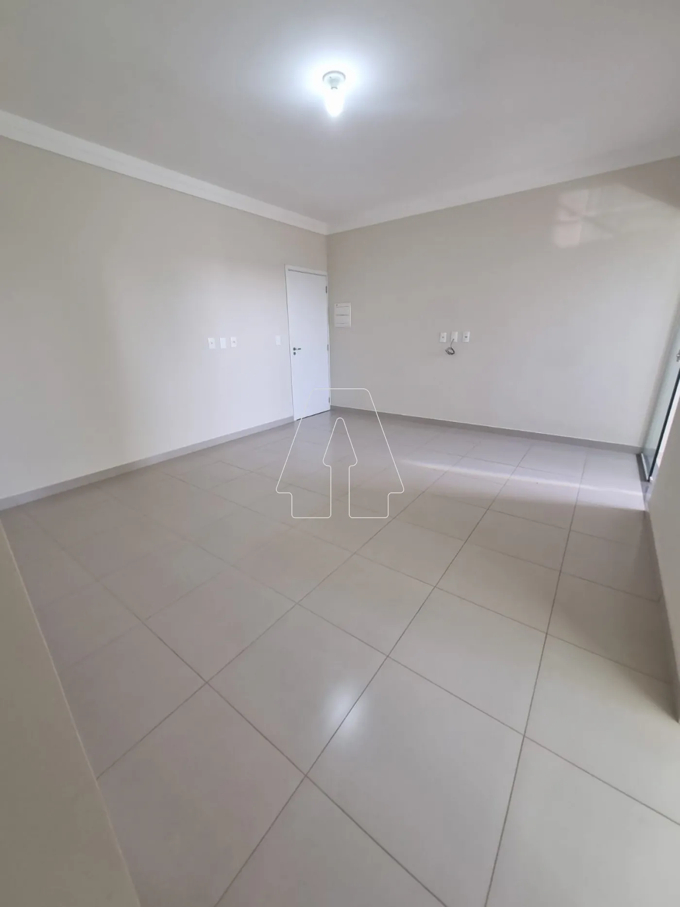 Alugar Apartamento / Padr&atilde;o em Ara&ccedil;atuba R$ 1.360,00 - Foto 4