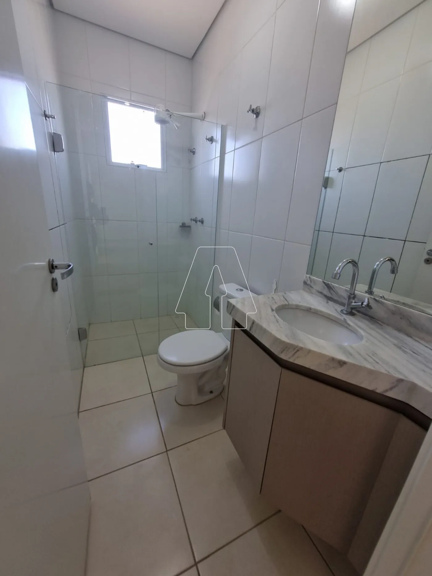 Alugar Apartamento / Padr&atilde;o em Ara&ccedil;atuba R$ 1.360,00 - Foto 6