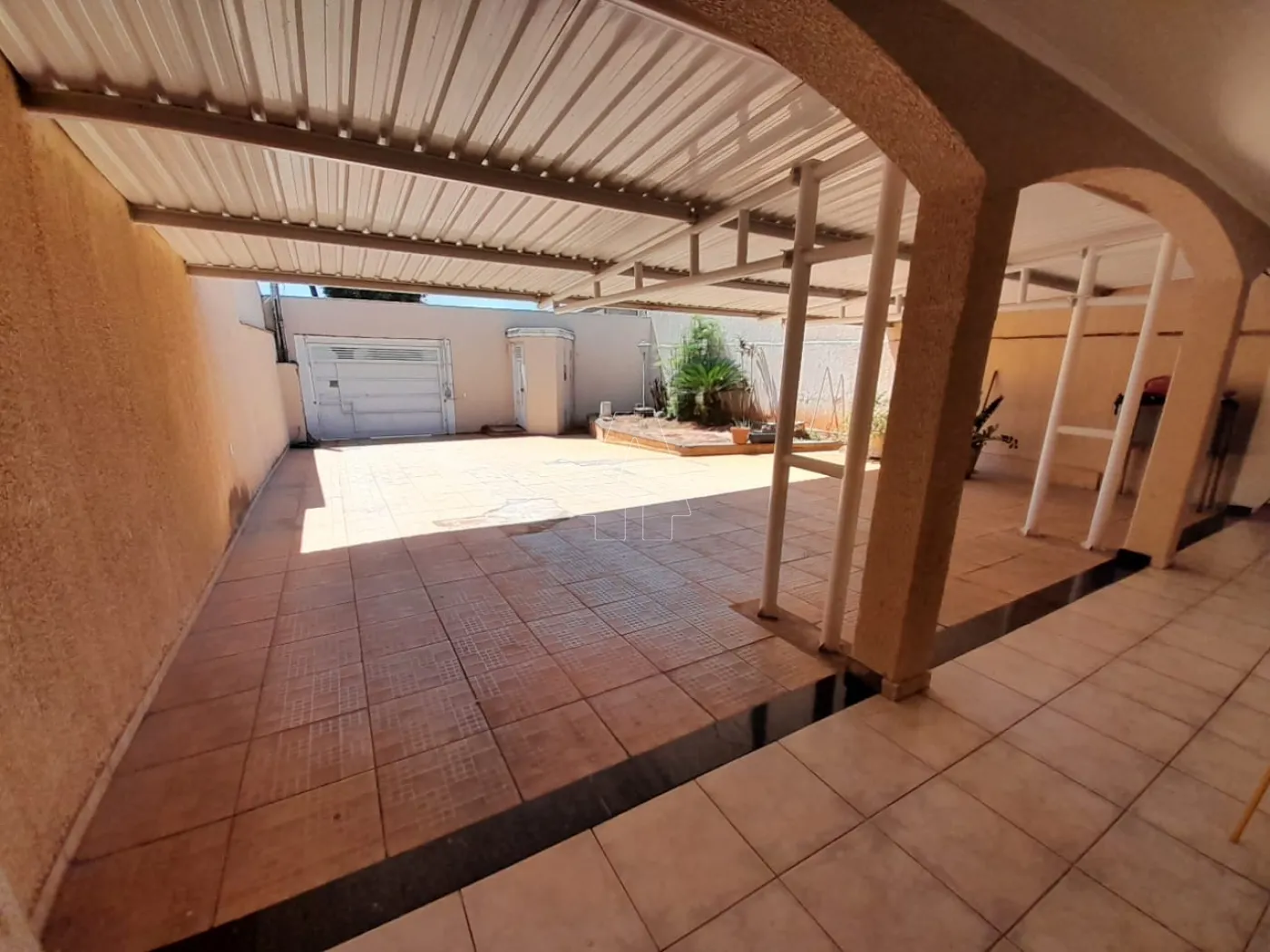 Alugar Casa / Sobrado em Ara&ccedil;atuba R$ 3.700,00 - Foto 2