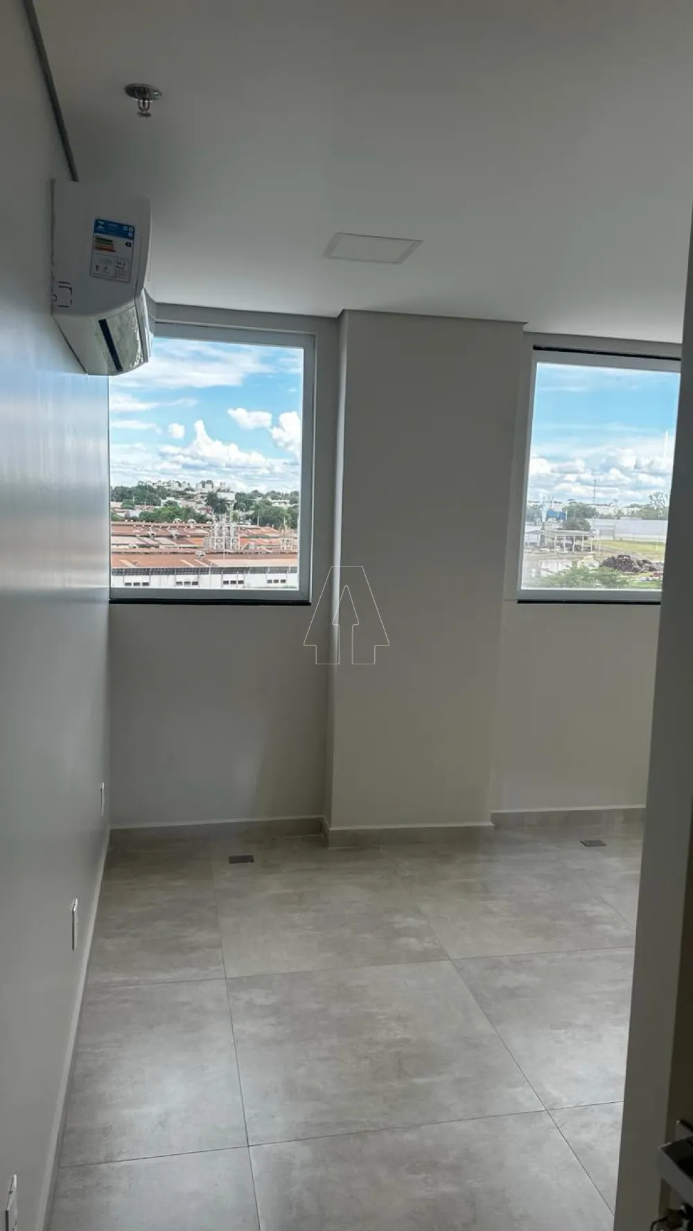 Alugar Comercial / Sala em Condom&iacute;nio em Ara&ccedil;atuba R$ 1.700,00 - Foto 1