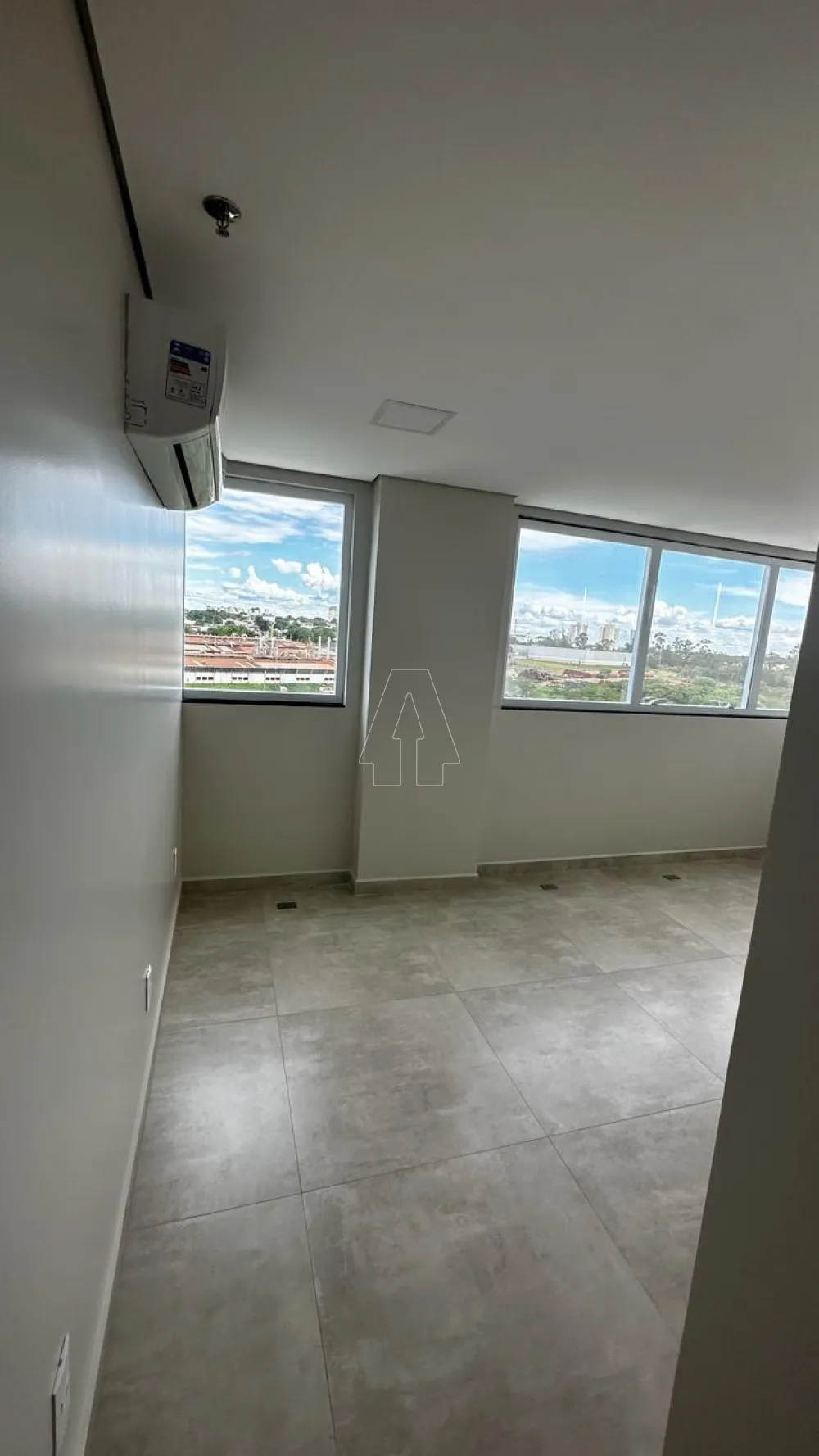 Alugar Comercial / Sala em Condom&iacute;nio em Ara&ccedil;atuba R$ 1.700,00 - Foto 2