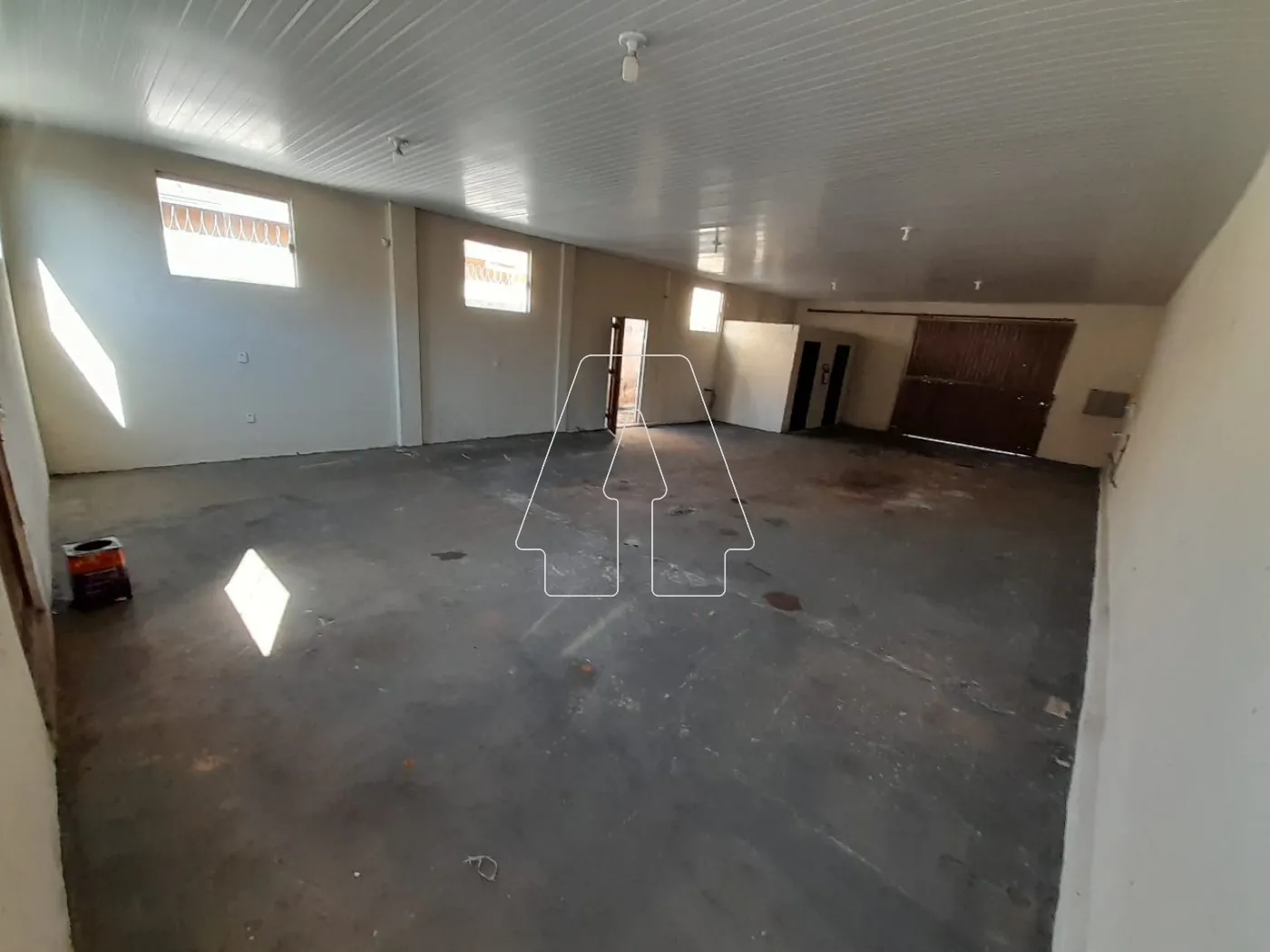 Alugar Comercial / Barrac&atilde;o em Ara&ccedil;atuba R$ 1.800,00 - Foto 1