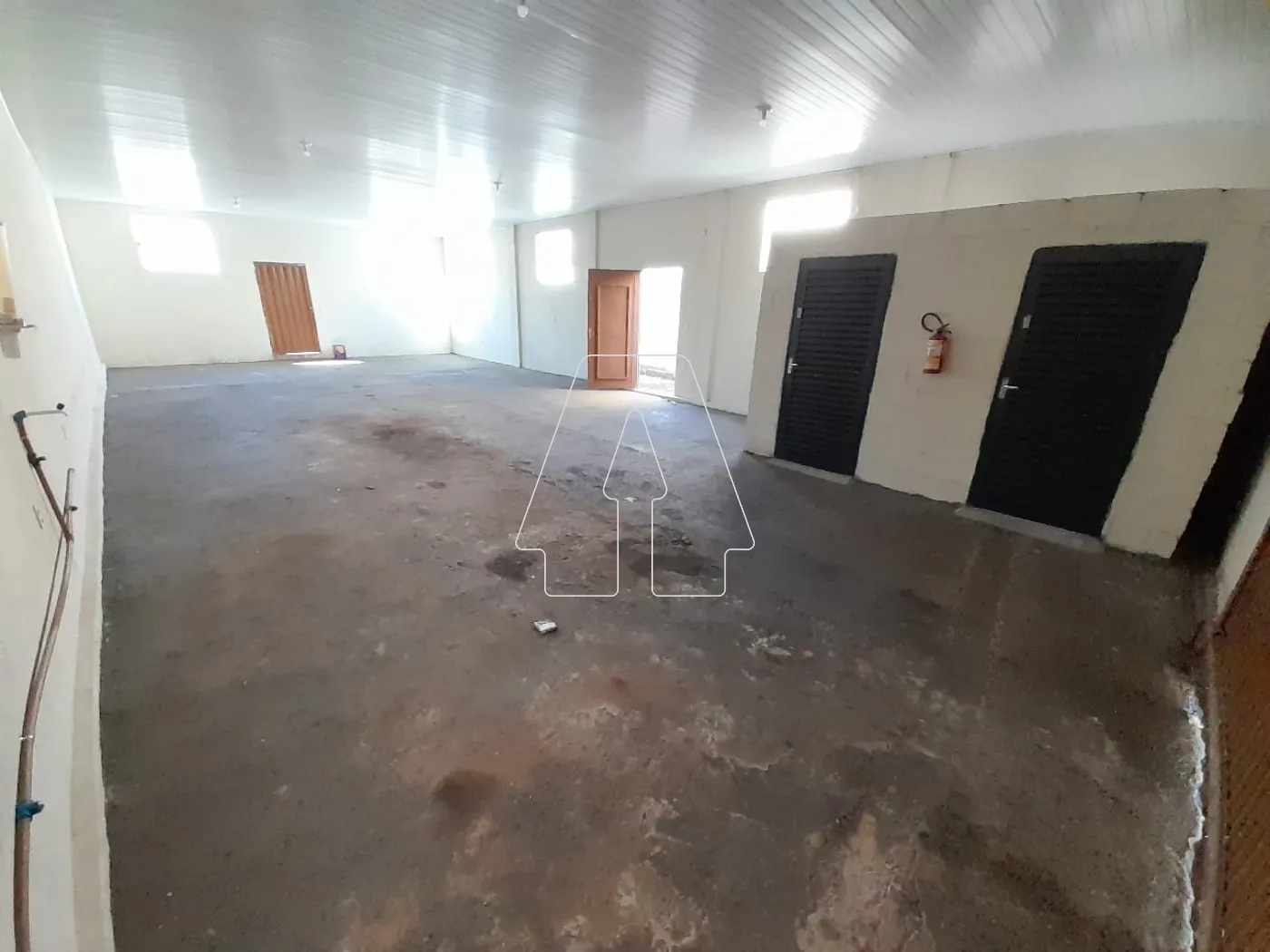 Alugar Comercial / Barrac&atilde;o em Ara&ccedil;atuba R$ 1.800,00 - Foto 2