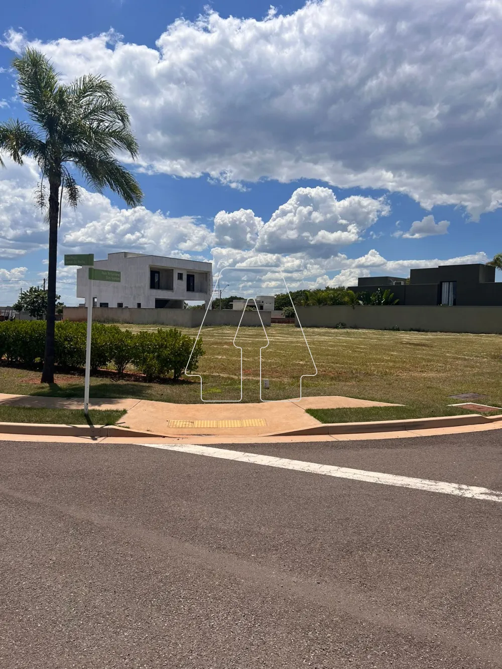 Comprar Terreno / Condom&iacute;nio em Ara&ccedil;atuba R$ 400.000,00 - Foto 3