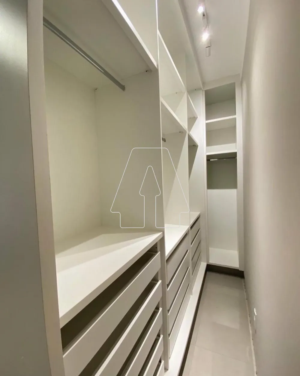 Comprar Casa / Condom&iacute;nio em Ara&ccedil;atuba R$ 890.000,00 - Foto 6