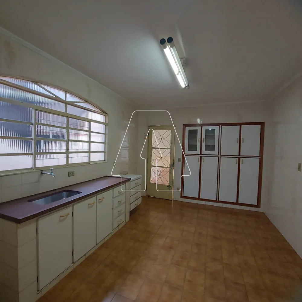 Alugar Casa / Residencial em Ara&ccedil;atuba R$ 1.700,00 - Foto 4