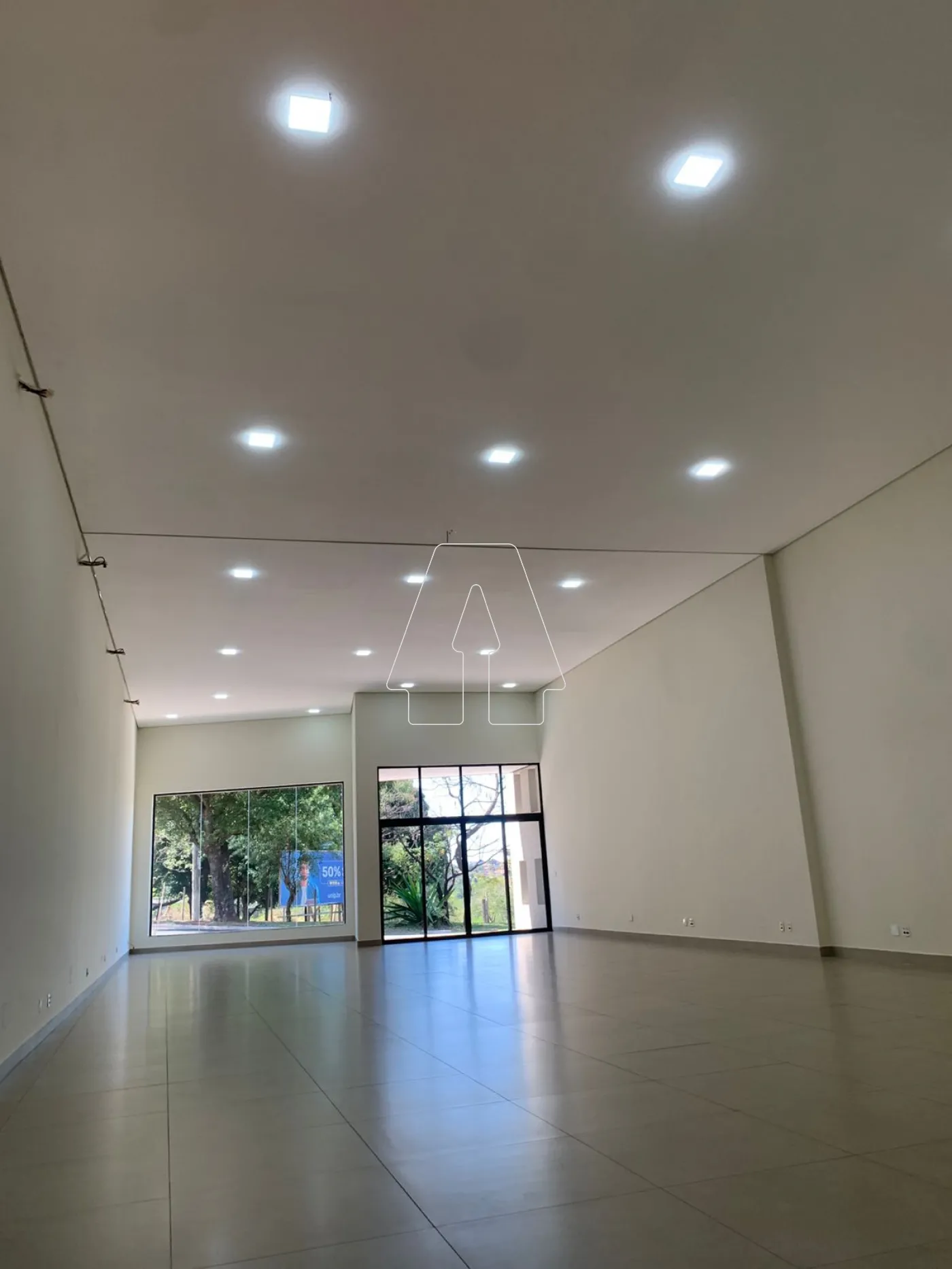 Alugar Comercial / Sal&atilde;o em Ara&ccedil;atuba R$ 6.000,00 - Foto 1