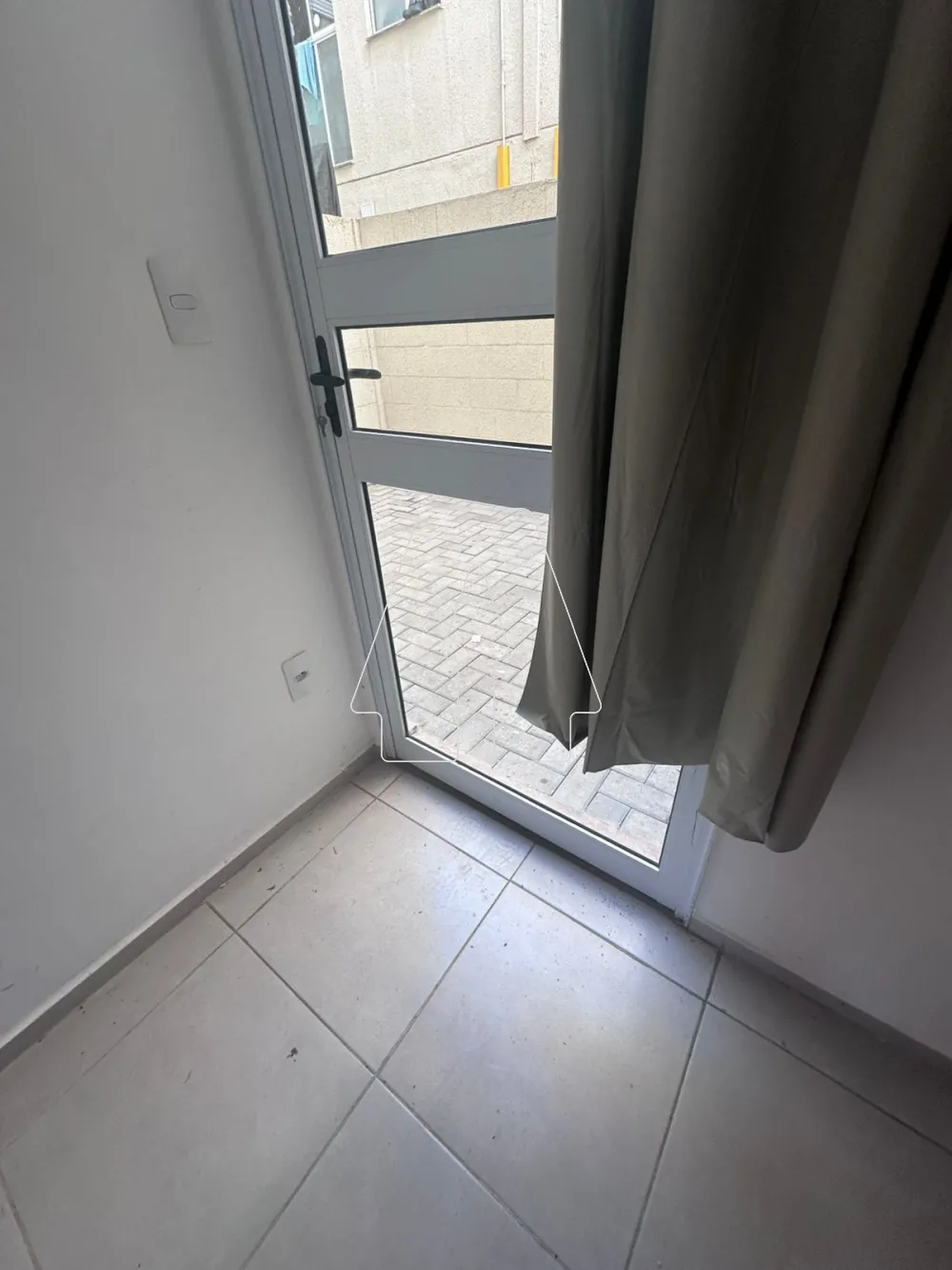 Comprar Apartamento / Padr&atilde;o em Ara&ccedil;atuba R$ 140.000,00 - Foto 3