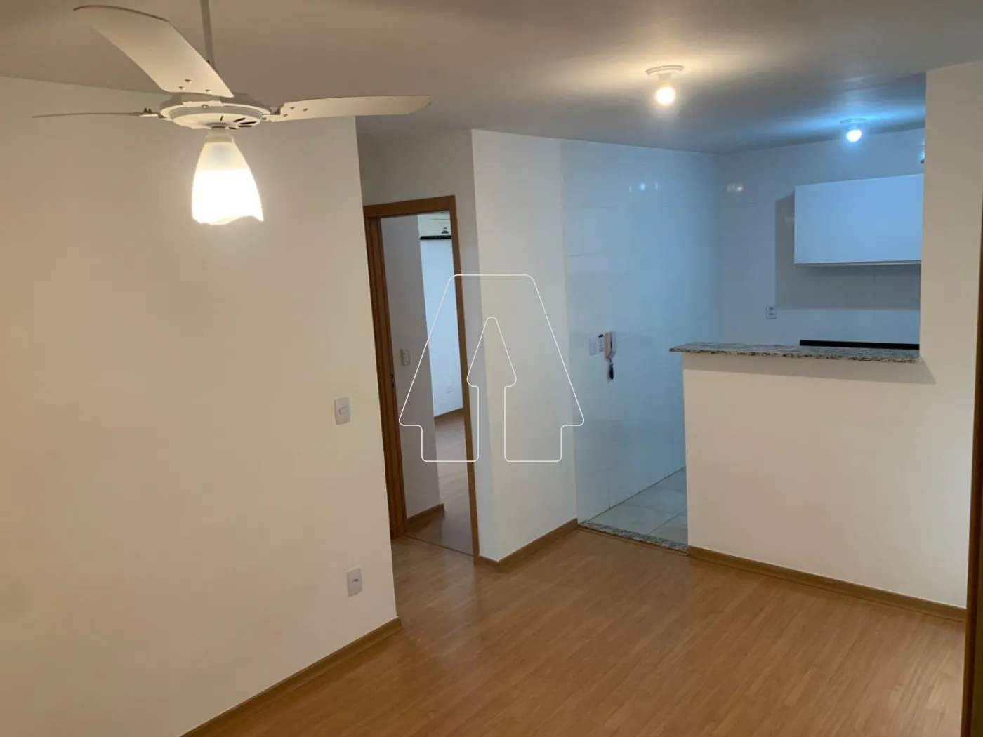 Alugar Apartamento / Padr&atilde;o em Ara&ccedil;atuba R$ 1.250,00 - Foto 1