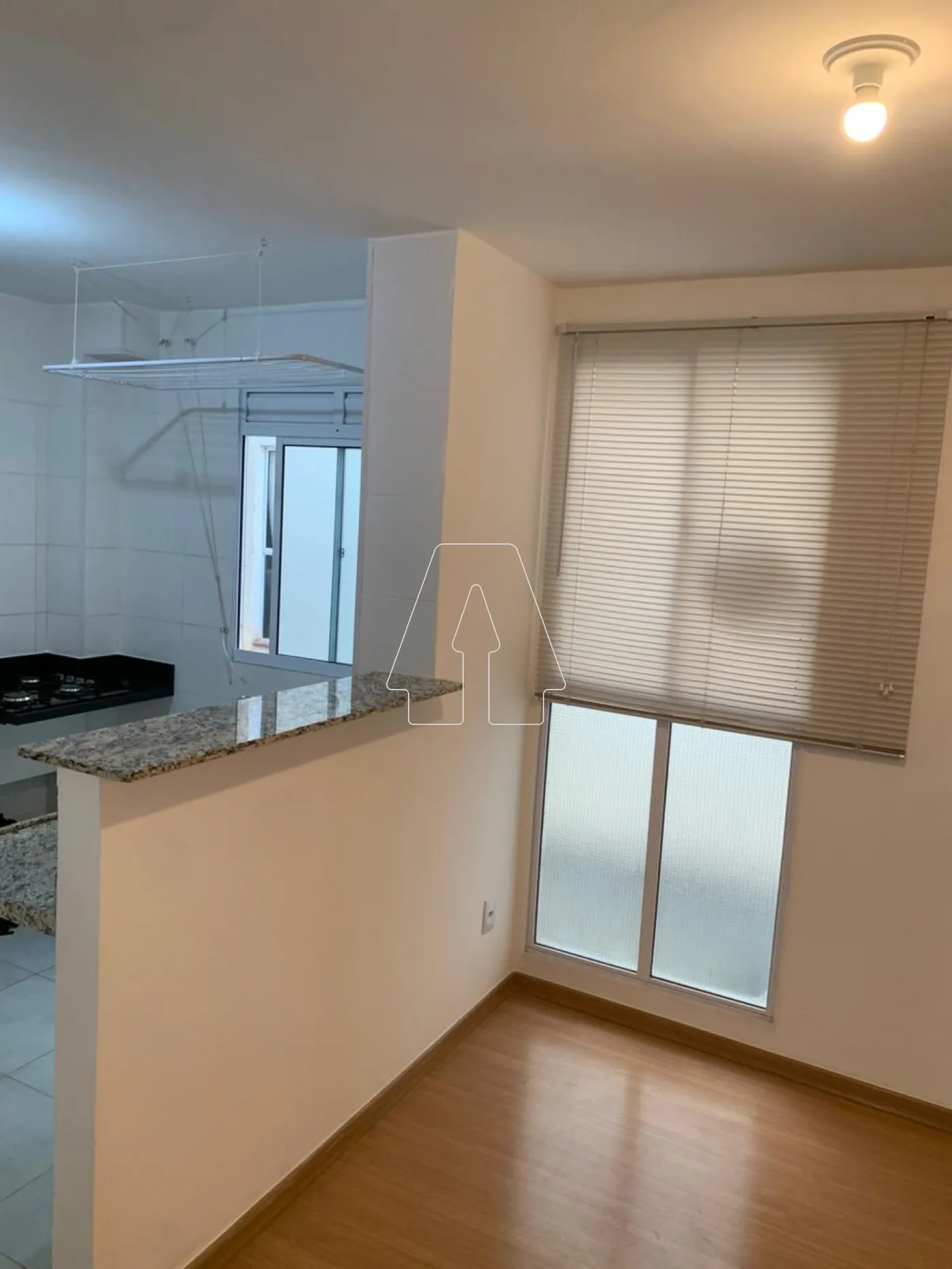 Alugar Apartamento / Padr&atilde;o em Ara&ccedil;atuba R$ 1.250,00 - Foto 2