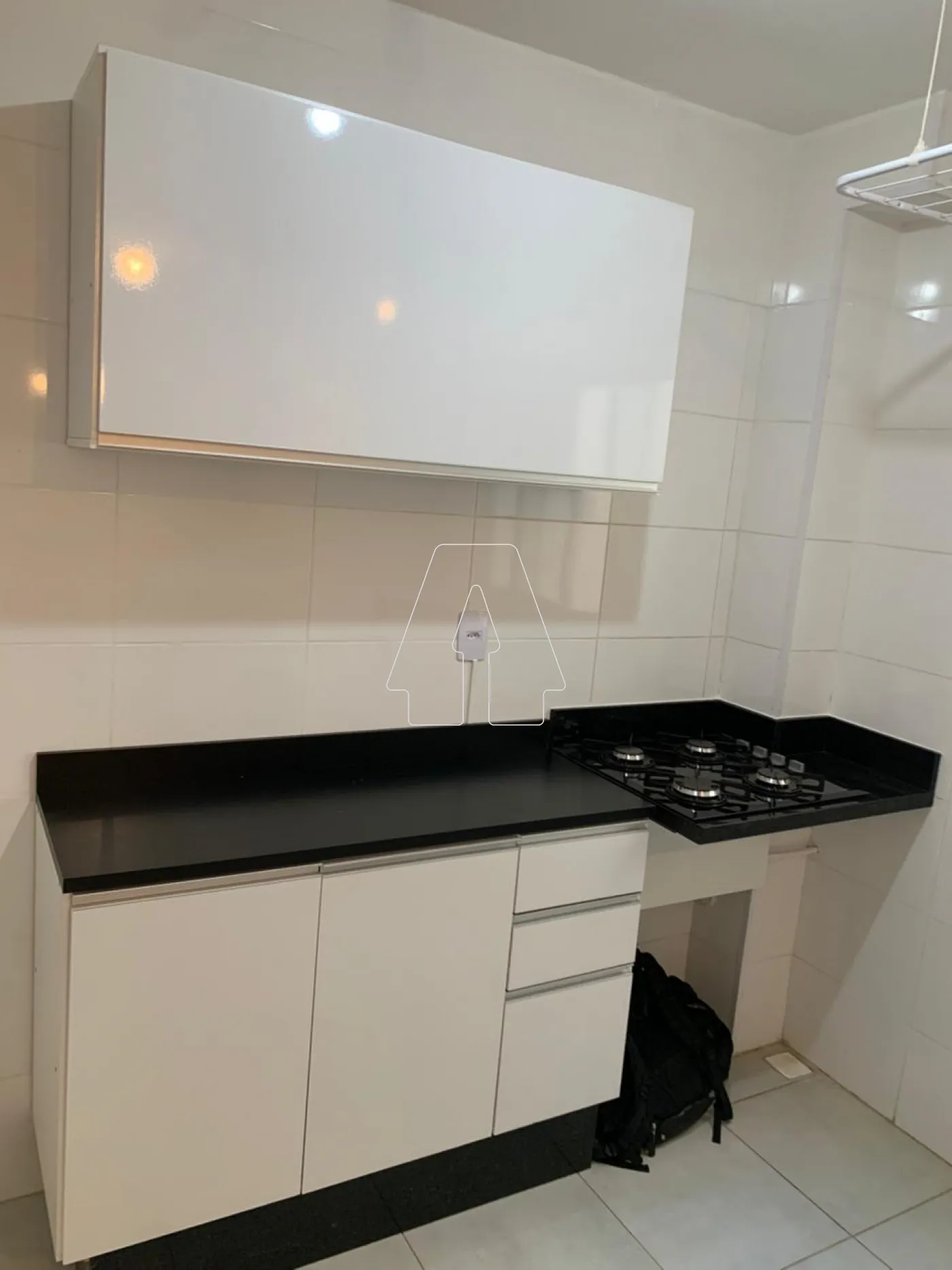 Alugar Apartamento / Padr&atilde;o em Ara&ccedil;atuba R$ 1.250,00 - Foto 3