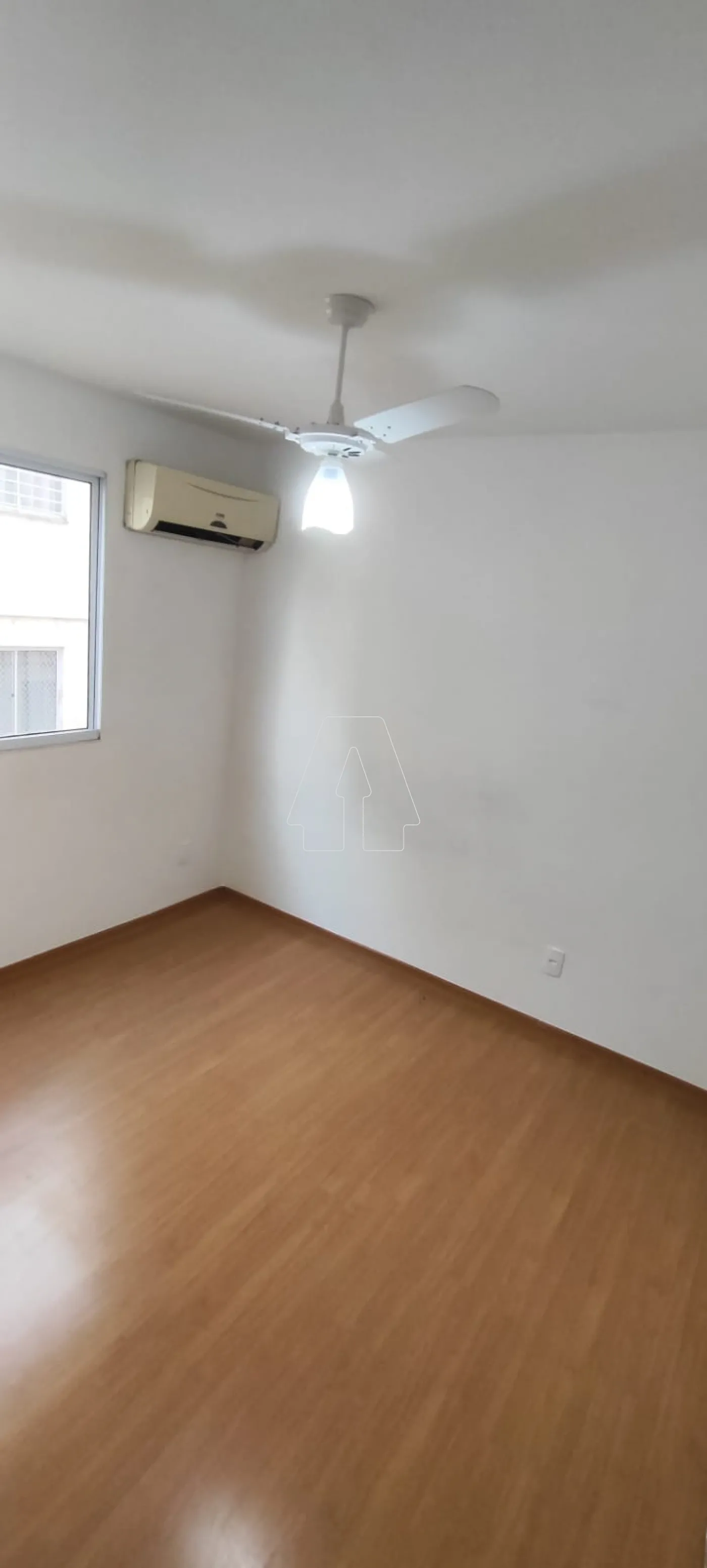 Alugar Apartamento / Padr&atilde;o em Ara&ccedil;atuba R$ 1.250,00 - Foto 5
