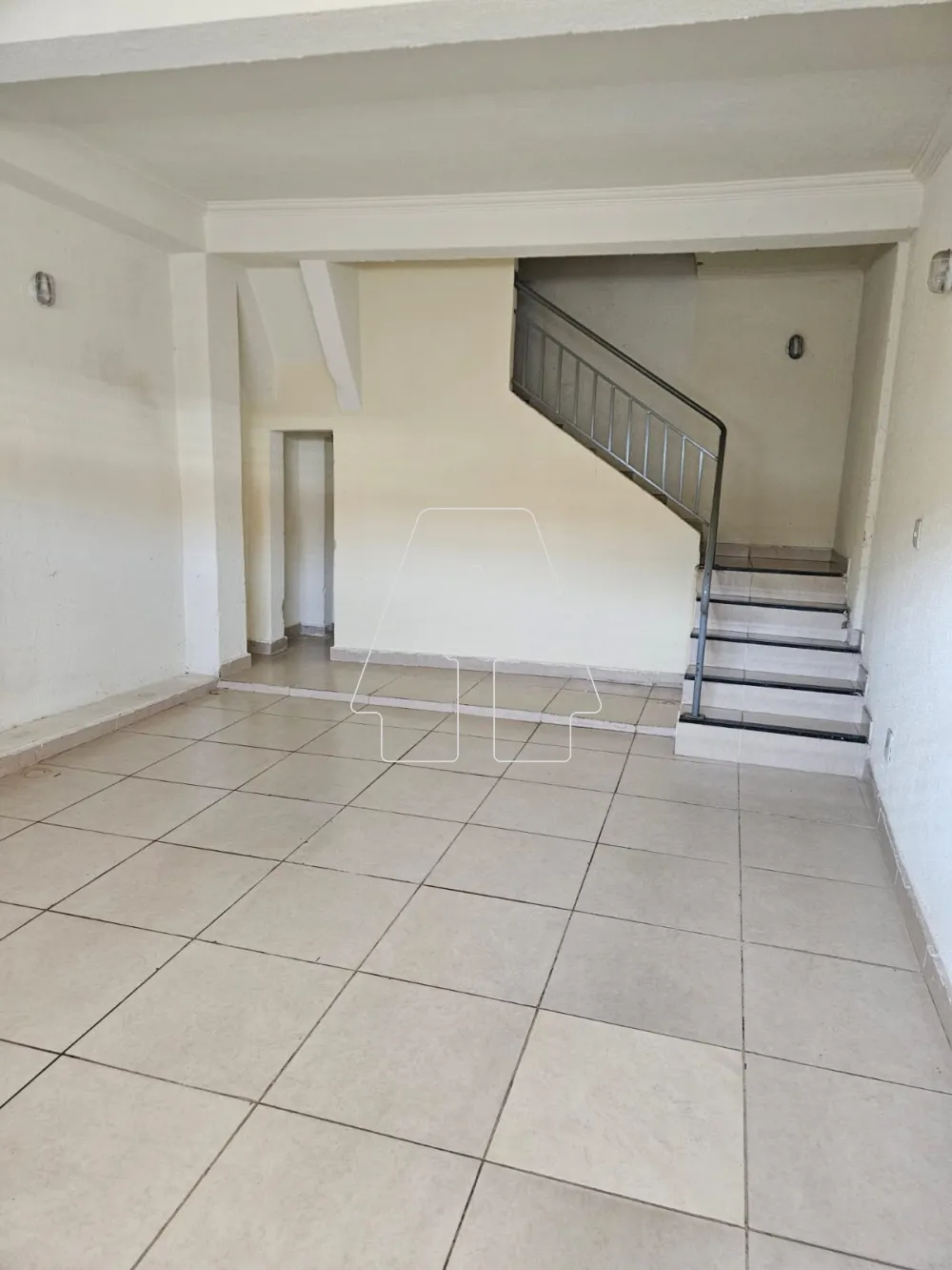 Alugar Casa / Sobrado em Ara&ccedil;atuba R$ 1.700,00 - Foto 1