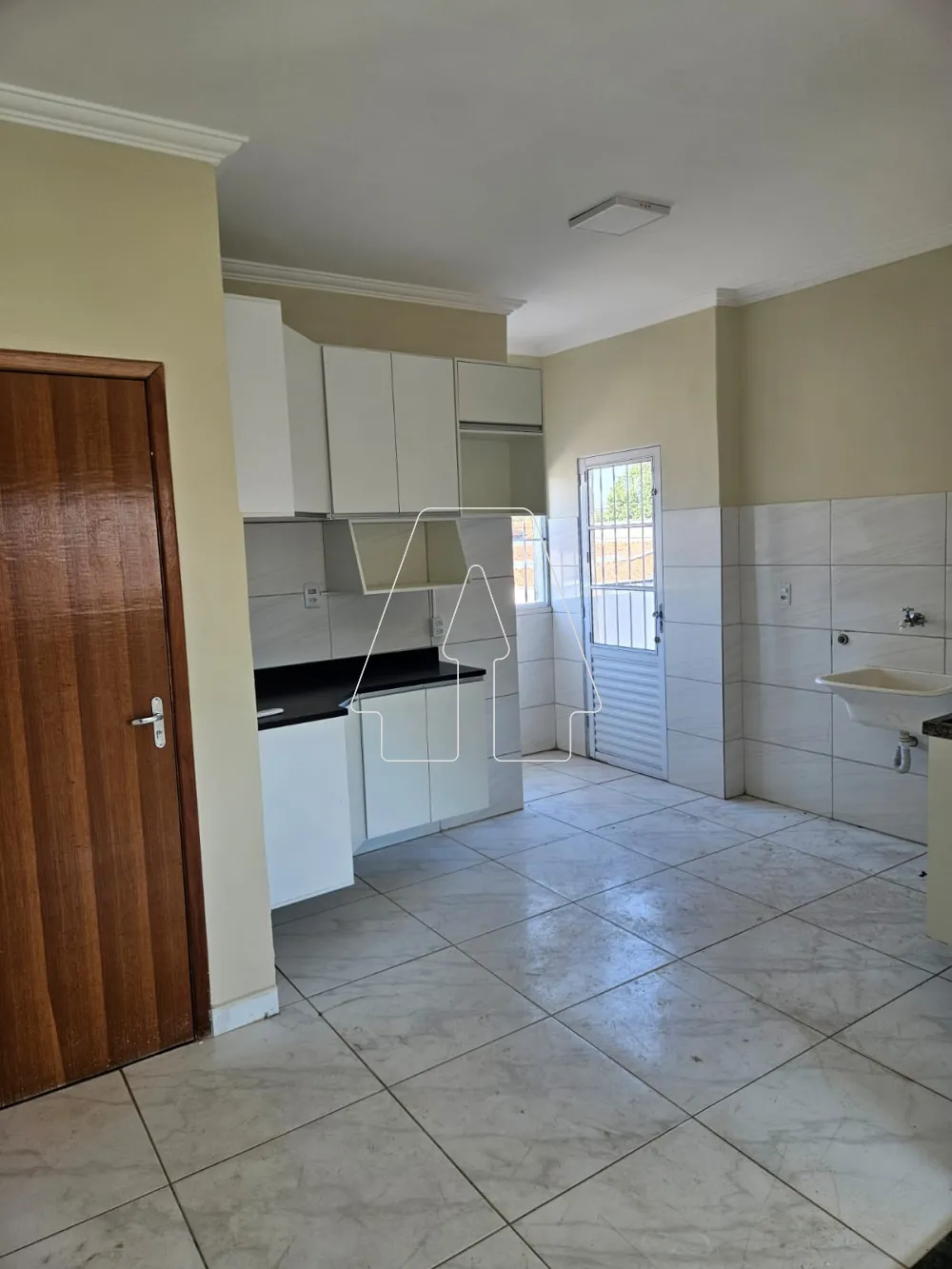 Alugar Casa / Sobrado em Ara&ccedil;atuba R$ 1.700,00 - Foto 3