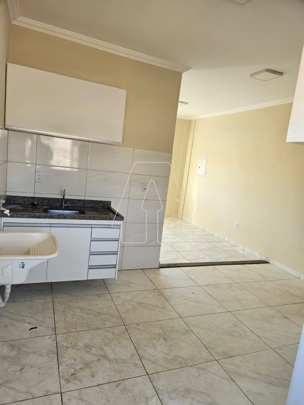 Alugar Casa / Sobrado em Ara&ccedil;atuba R$ 1.700,00 - Foto 4