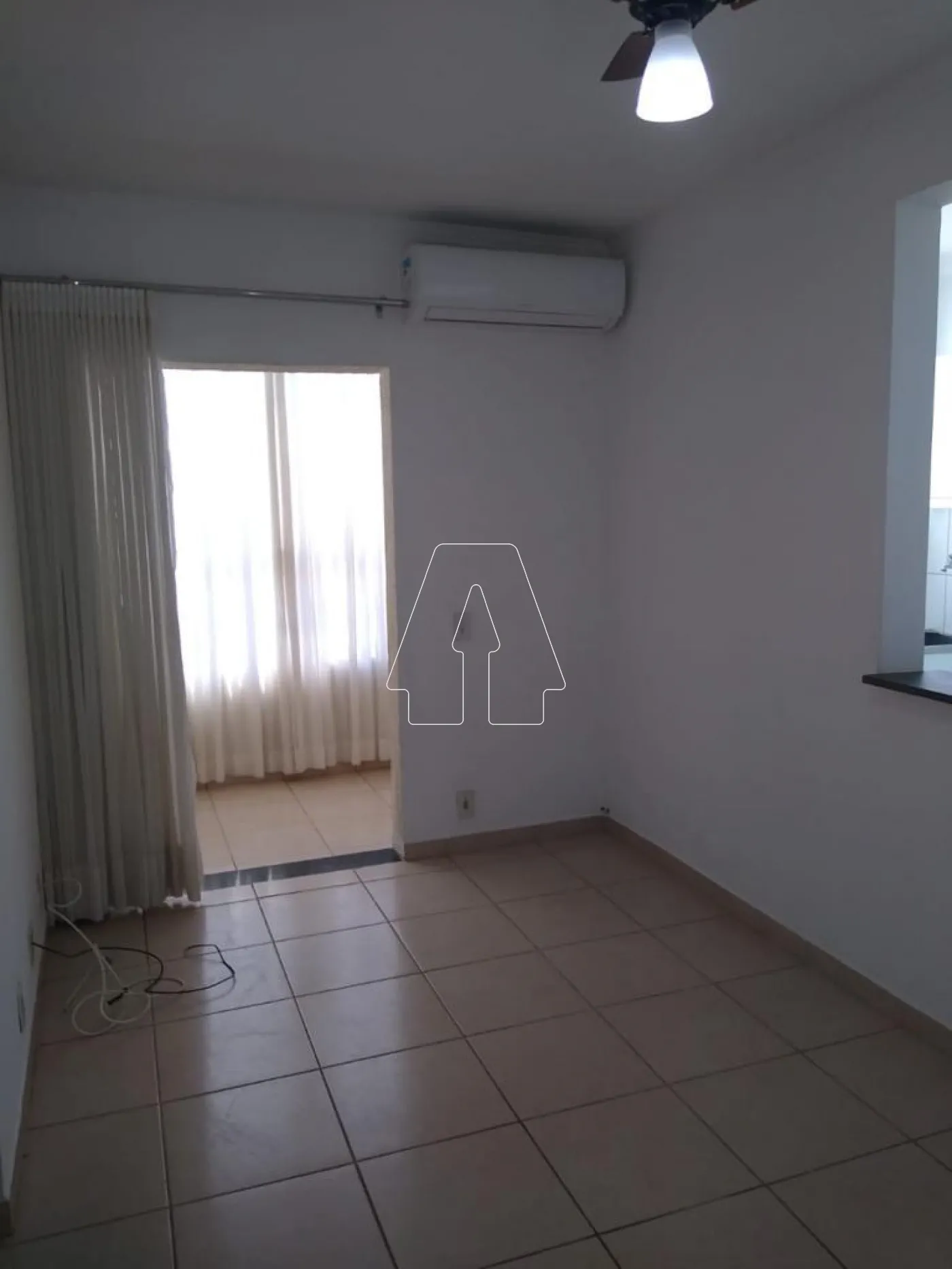 Alugar Apartamento / Padr&atilde;o em Ara&ccedil;atuba R$ 950,00 - Foto 1