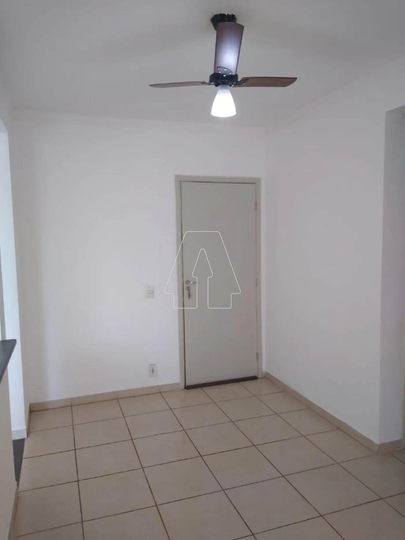 Alugar Apartamento / Padr&atilde;o em Ara&ccedil;atuba R$ 950,00 - Foto 2