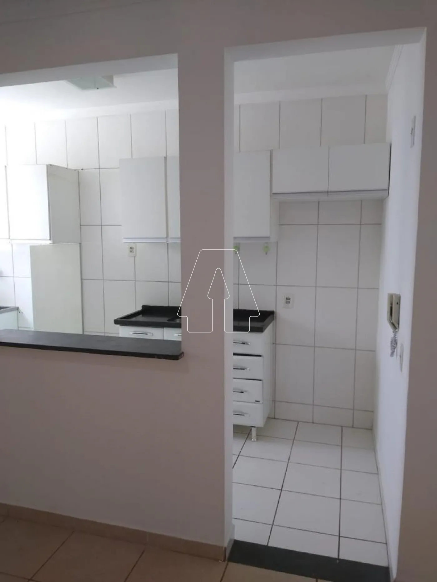 Alugar Apartamento / Padr&atilde;o em Ara&ccedil;atuba R$ 950,00 - Foto 3