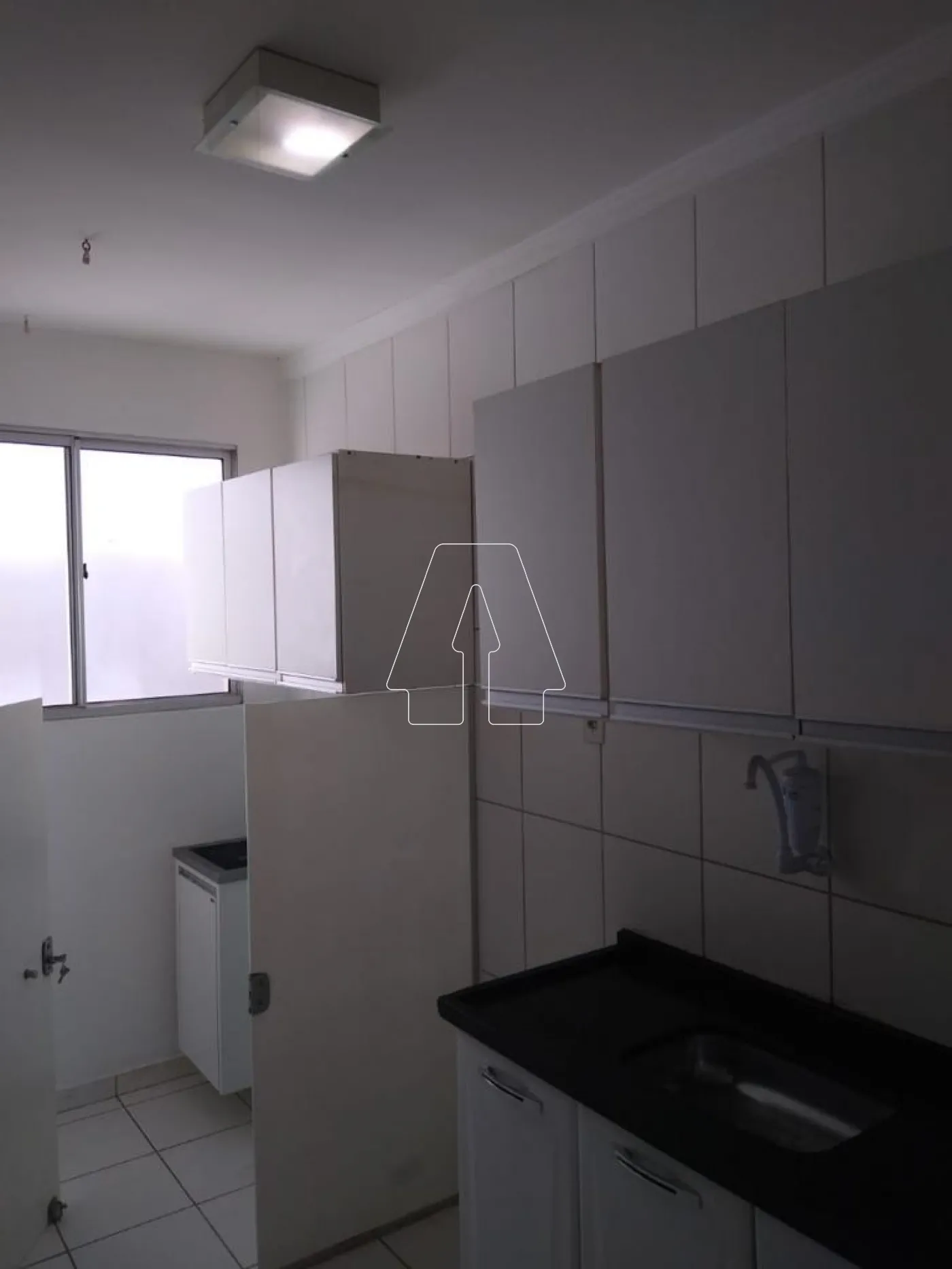 Alugar Apartamento / Padr&atilde;o em Ara&ccedil;atuba R$ 950,00 - Foto 6
