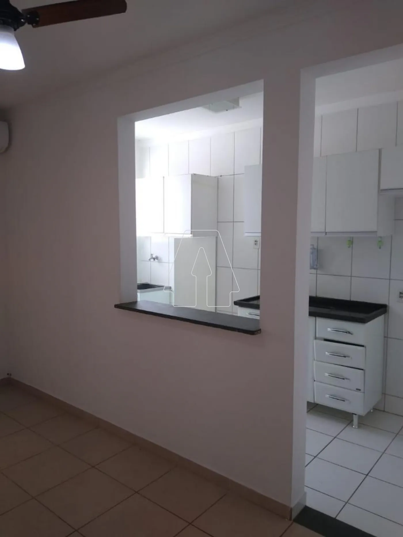 Alugar Apartamento / Padr&atilde;o em Ara&ccedil;atuba R$ 950,00 - Foto 4