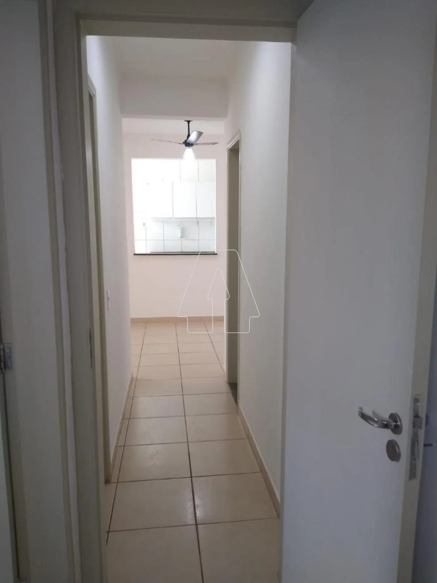 Alugar Apartamento / Padr&atilde;o em Ara&ccedil;atuba R$ 950,00 - Foto 7
