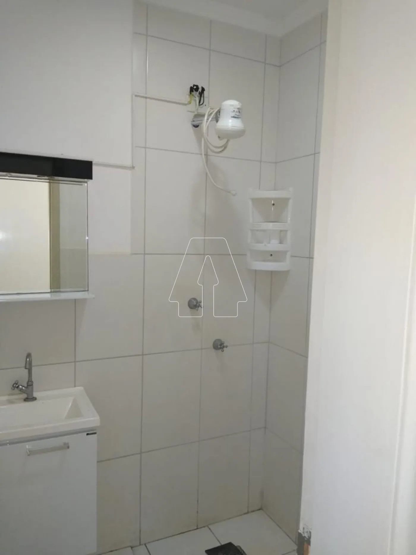 Alugar Apartamento / Padr&atilde;o em Ara&ccedil;atuba R$ 950,00 - Foto 8