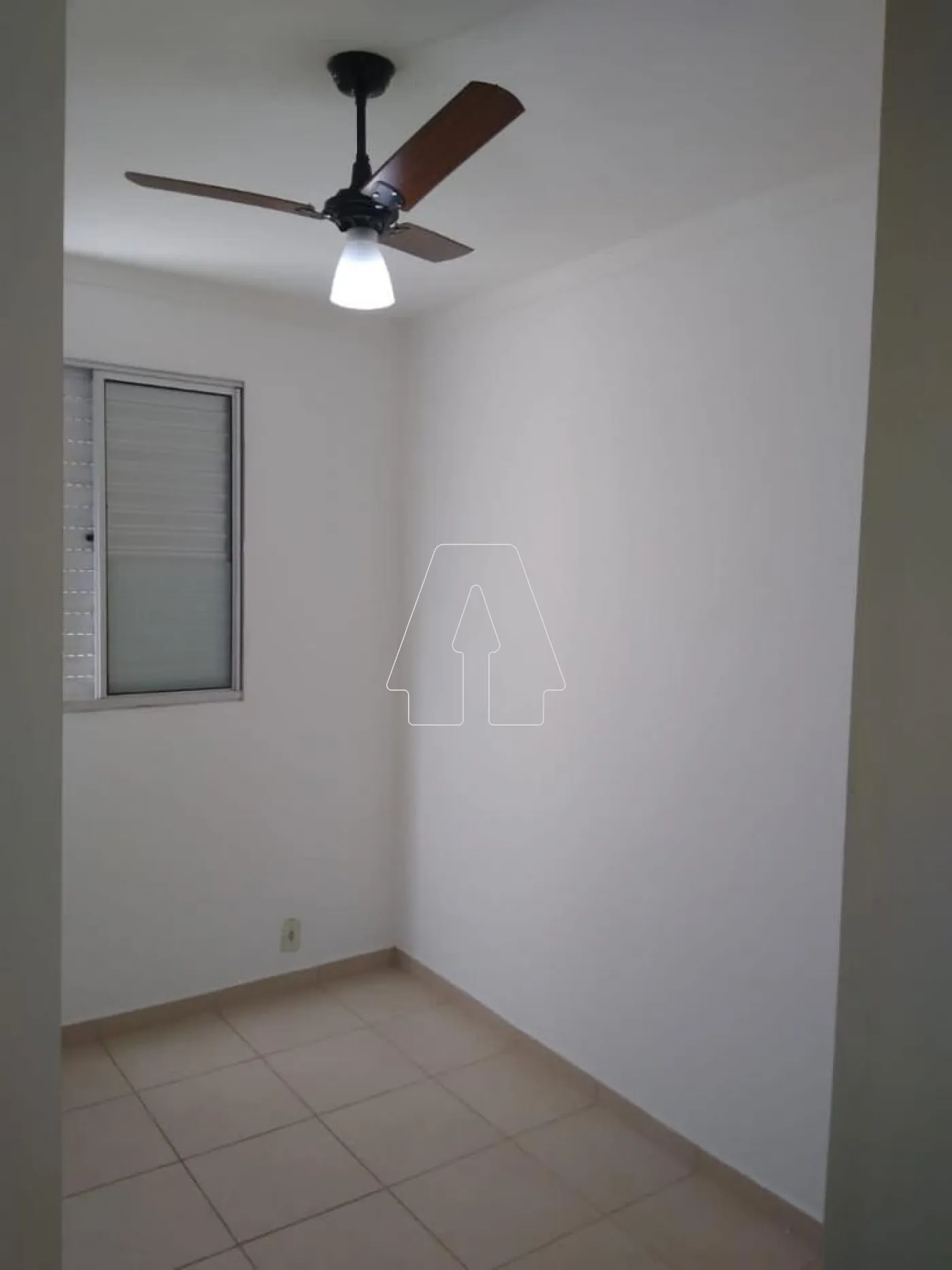 Alugar Apartamento / Padr&atilde;o em Ara&ccedil;atuba R$ 950,00 - Foto 9