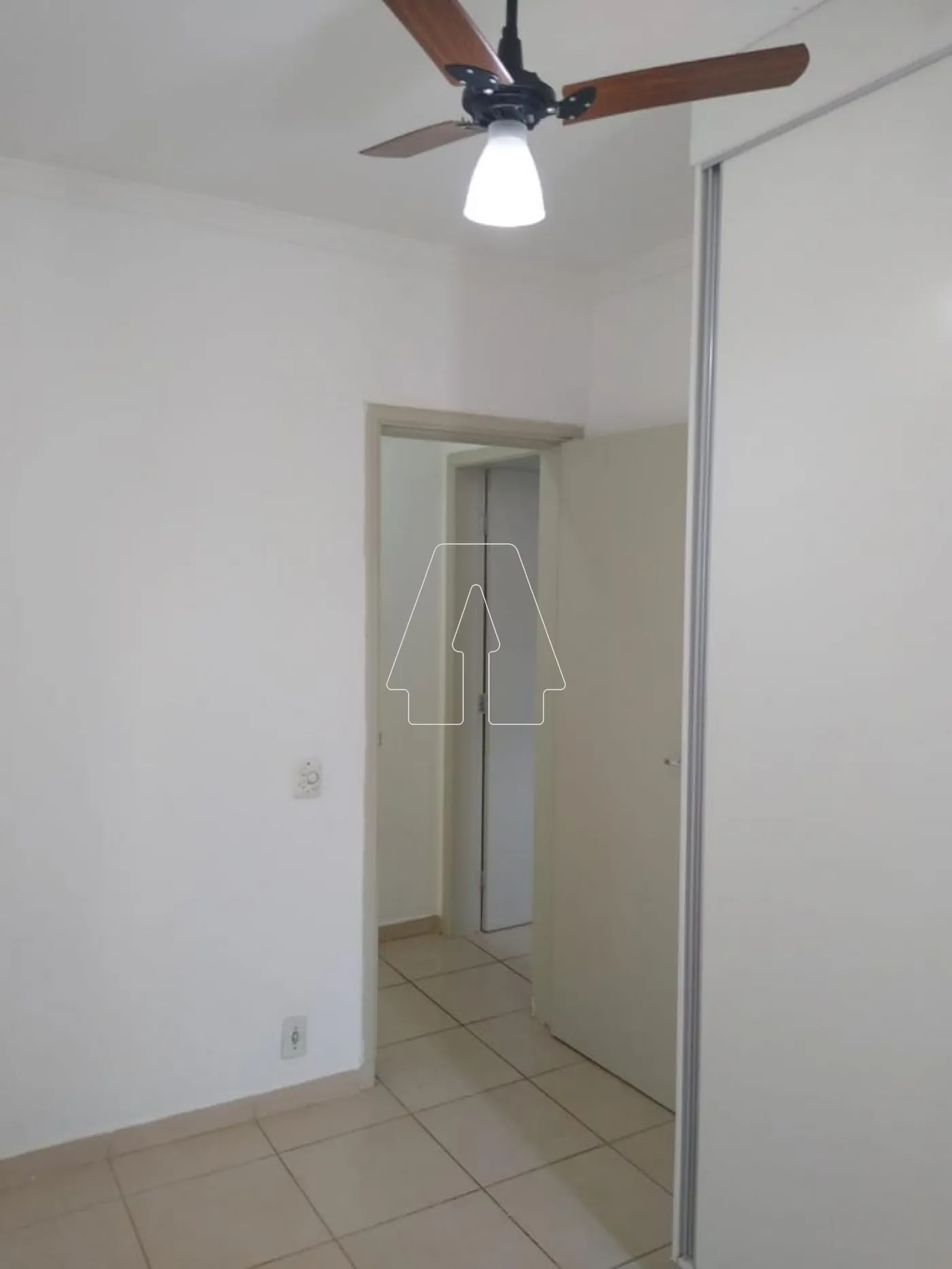 Alugar Apartamento / Padr&atilde;o em Ara&ccedil;atuba R$ 950,00 - Foto 10