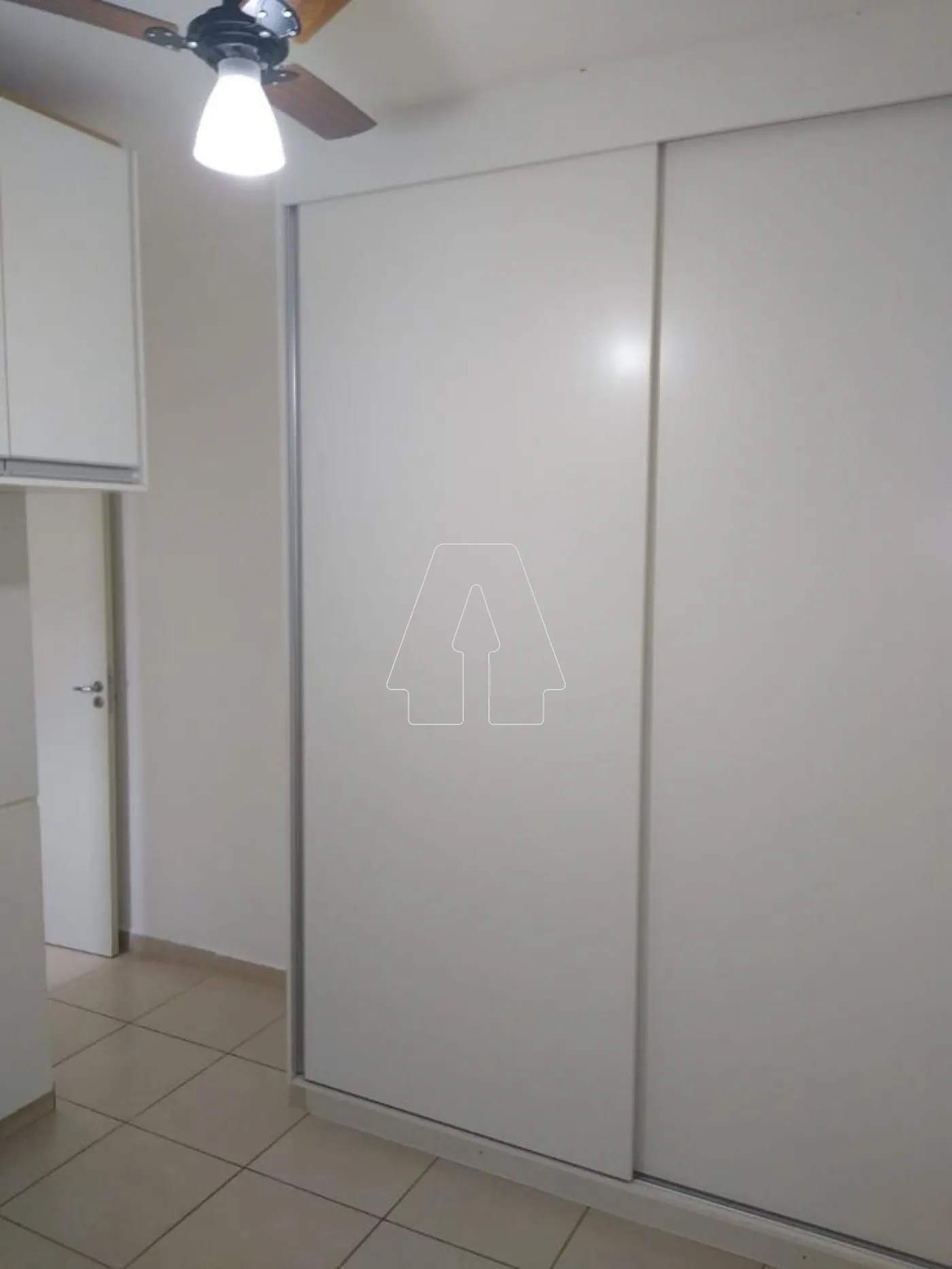 Alugar Apartamento / Padr&atilde;o em Ara&ccedil;atuba R$ 950,00 - Foto 12