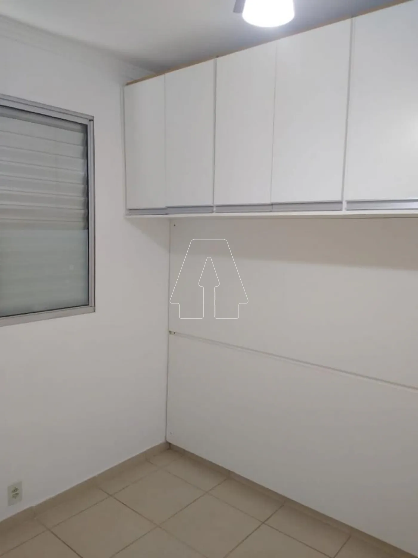 Alugar Apartamento / Padr&atilde;o em Ara&ccedil;atuba R$ 950,00 - Foto 5