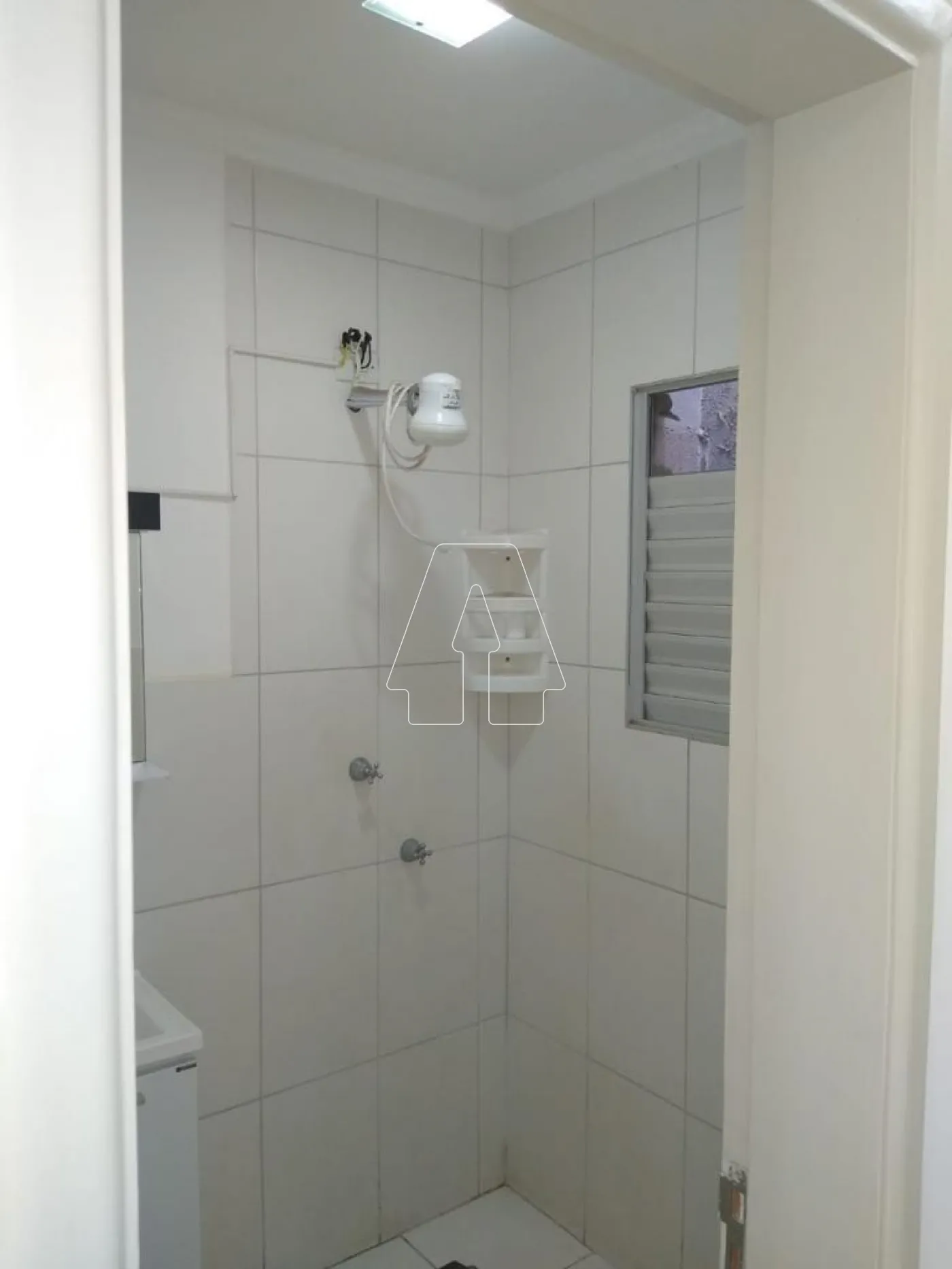 Alugar Apartamento / Padr&atilde;o em Ara&ccedil;atuba R$ 950,00 - Foto 14