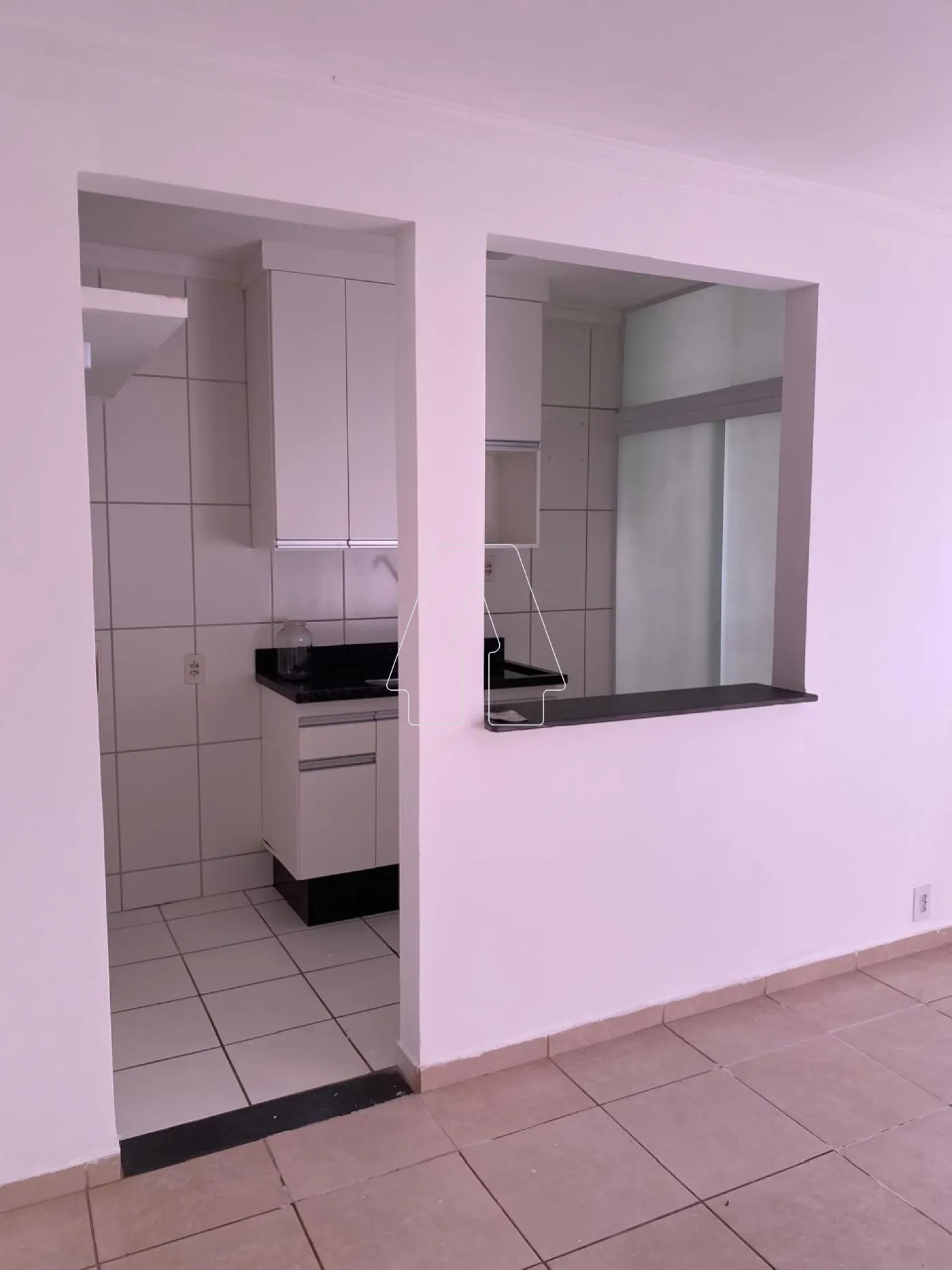 Alugar Apartamento / Padr&atilde;o em Ara&ccedil;atuba R$ 1.100,00 - Foto 1
