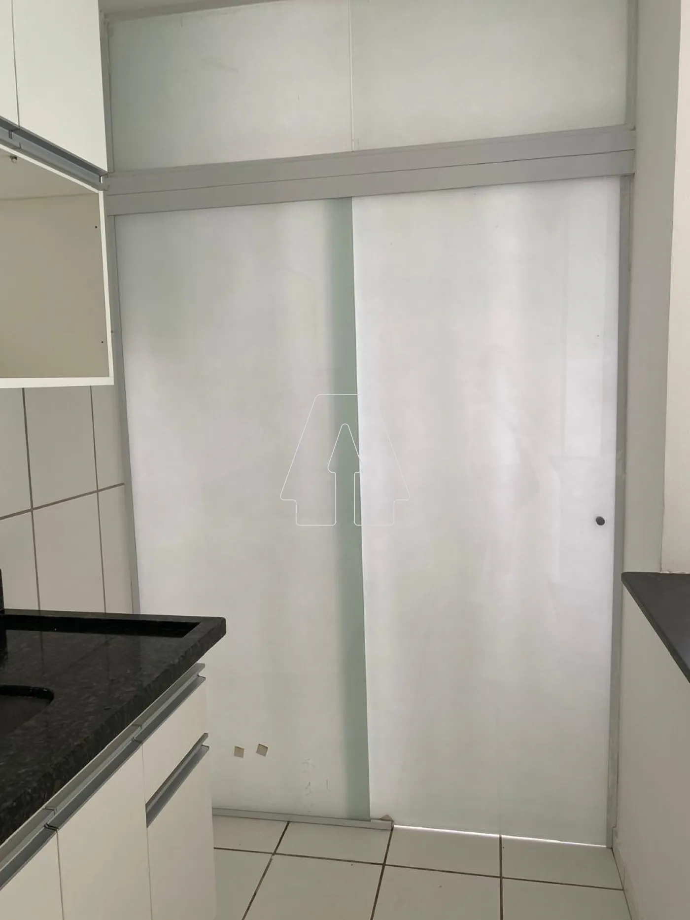 Alugar Apartamento / Padr&atilde;o em Ara&ccedil;atuba R$ 1.100,00 - Foto 2