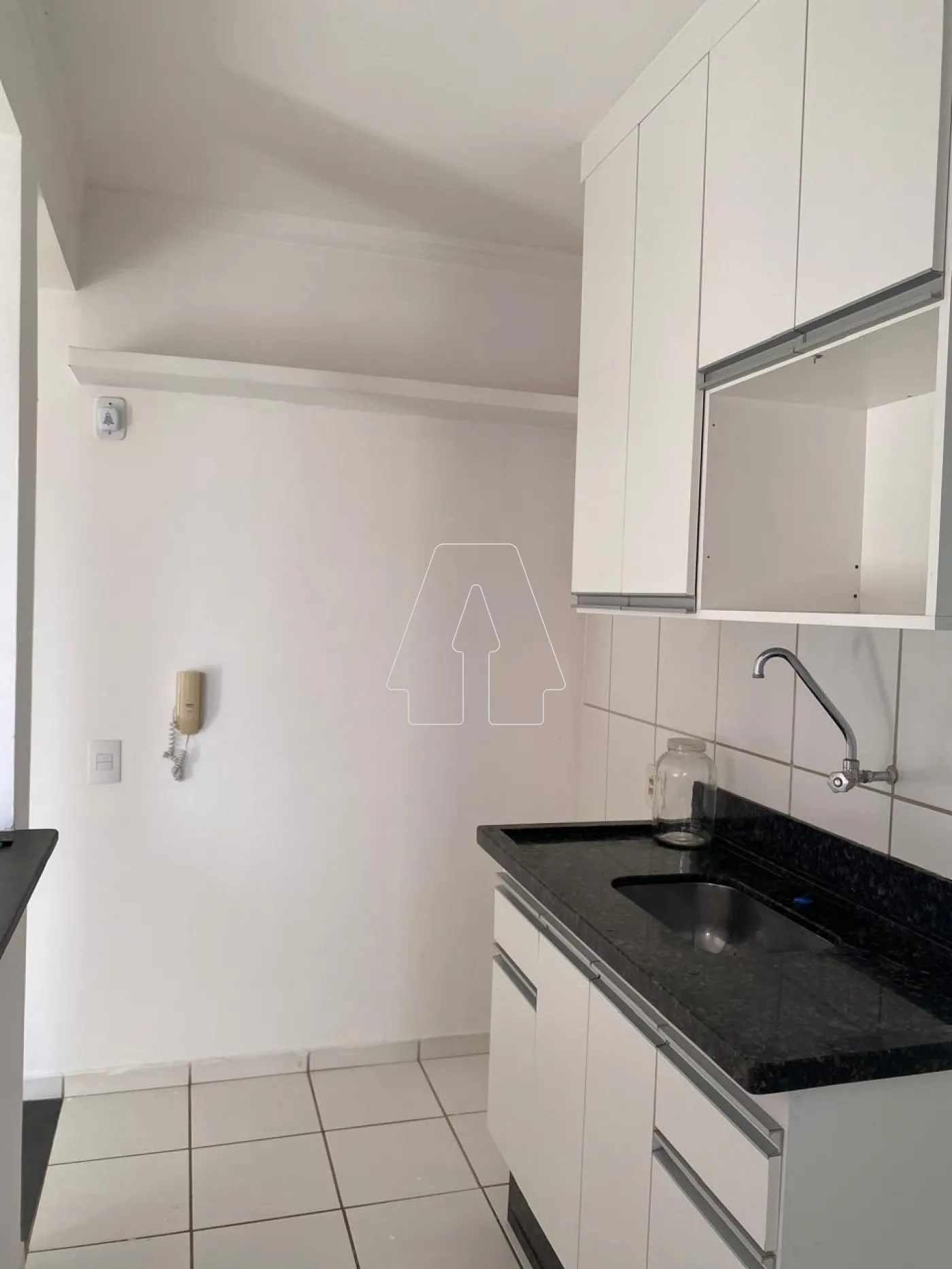 Alugar Apartamento / Padr&atilde;o em Ara&ccedil;atuba R$ 1.100,00 - Foto 3