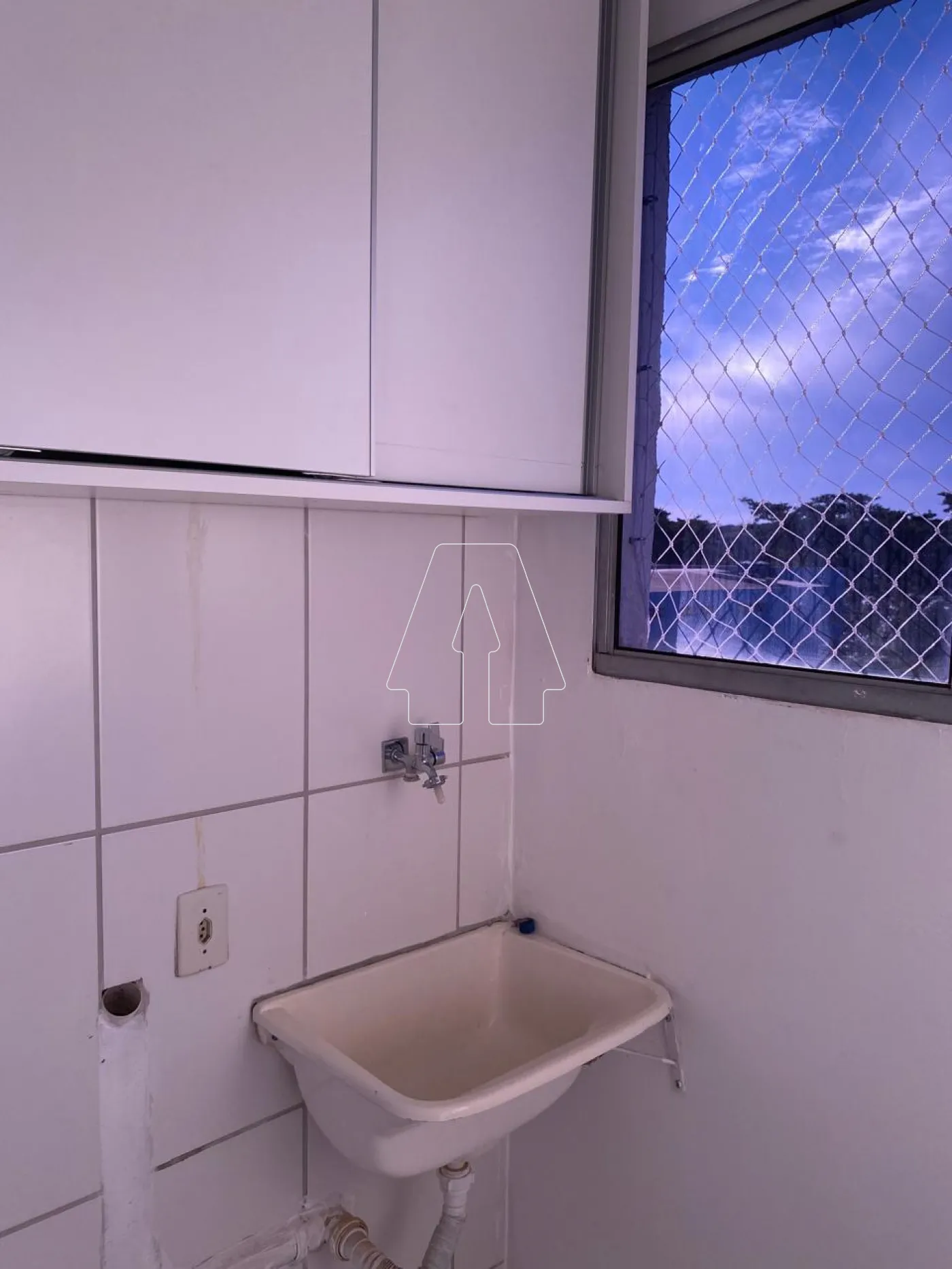 Alugar Apartamento / Padr&atilde;o em Ara&ccedil;atuba R$ 1.100,00 - Foto 4