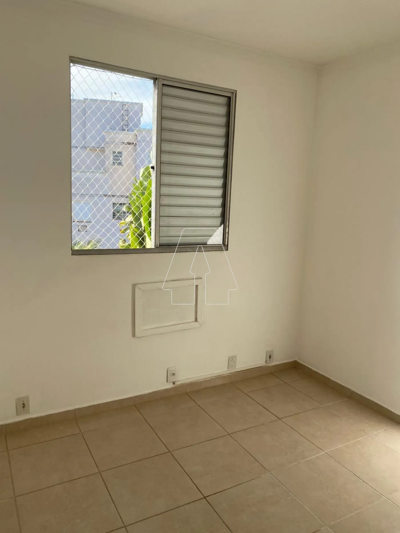 Alugar Apartamento / Padr&atilde;o em Ara&ccedil;atuba R$ 1.100,00 - Foto 7