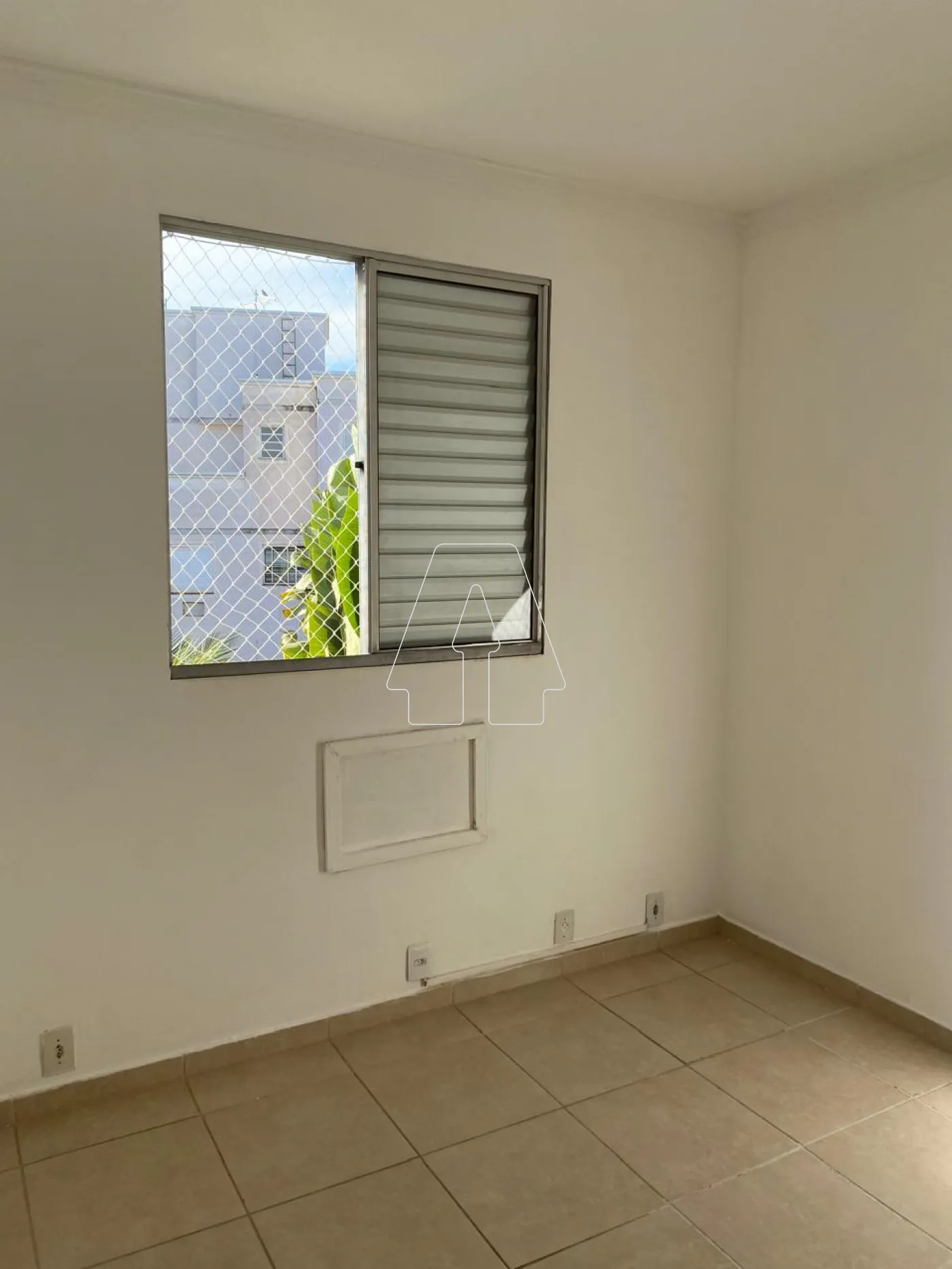 Alugar Apartamento / Padr&atilde;o em Ara&ccedil;atuba R$ 1.100,00 - Foto 9