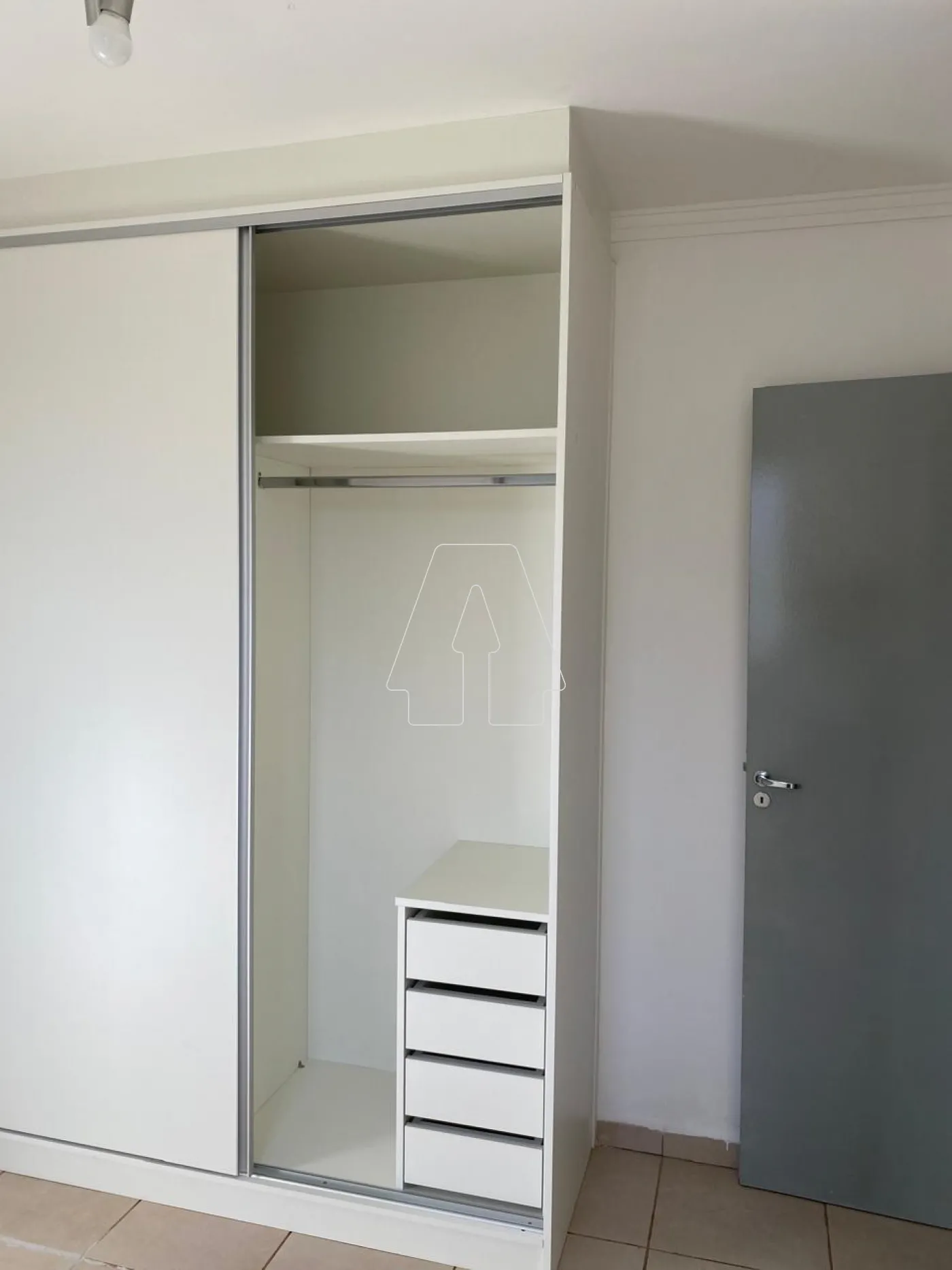 Alugar Apartamento / Padr&atilde;o em Ara&ccedil;atuba R$ 1.100,00 - Foto 10