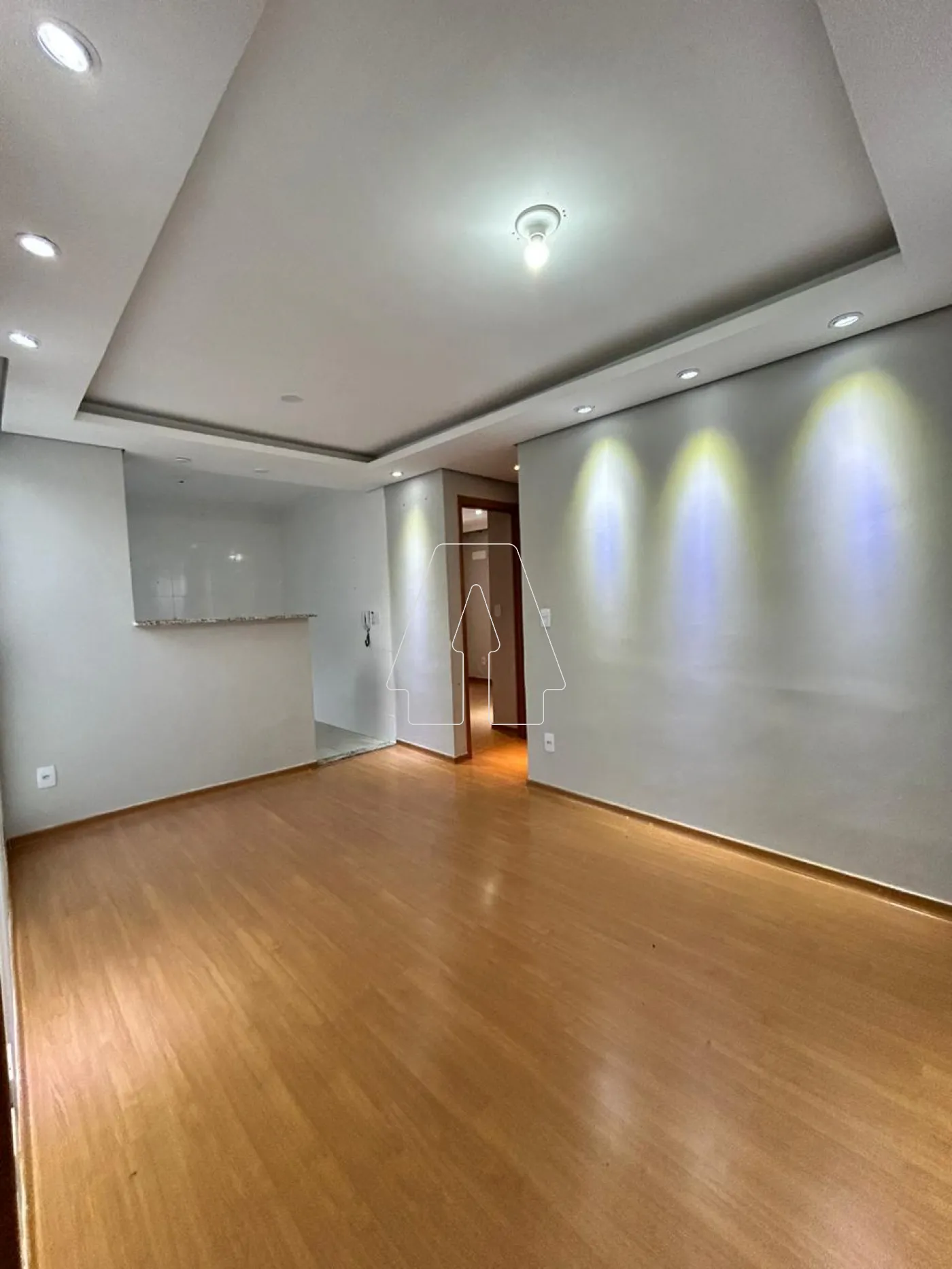 Alugar Apartamento / Padr&atilde;o em Ara&ccedil;atuba R$ 700,00 - Foto 1