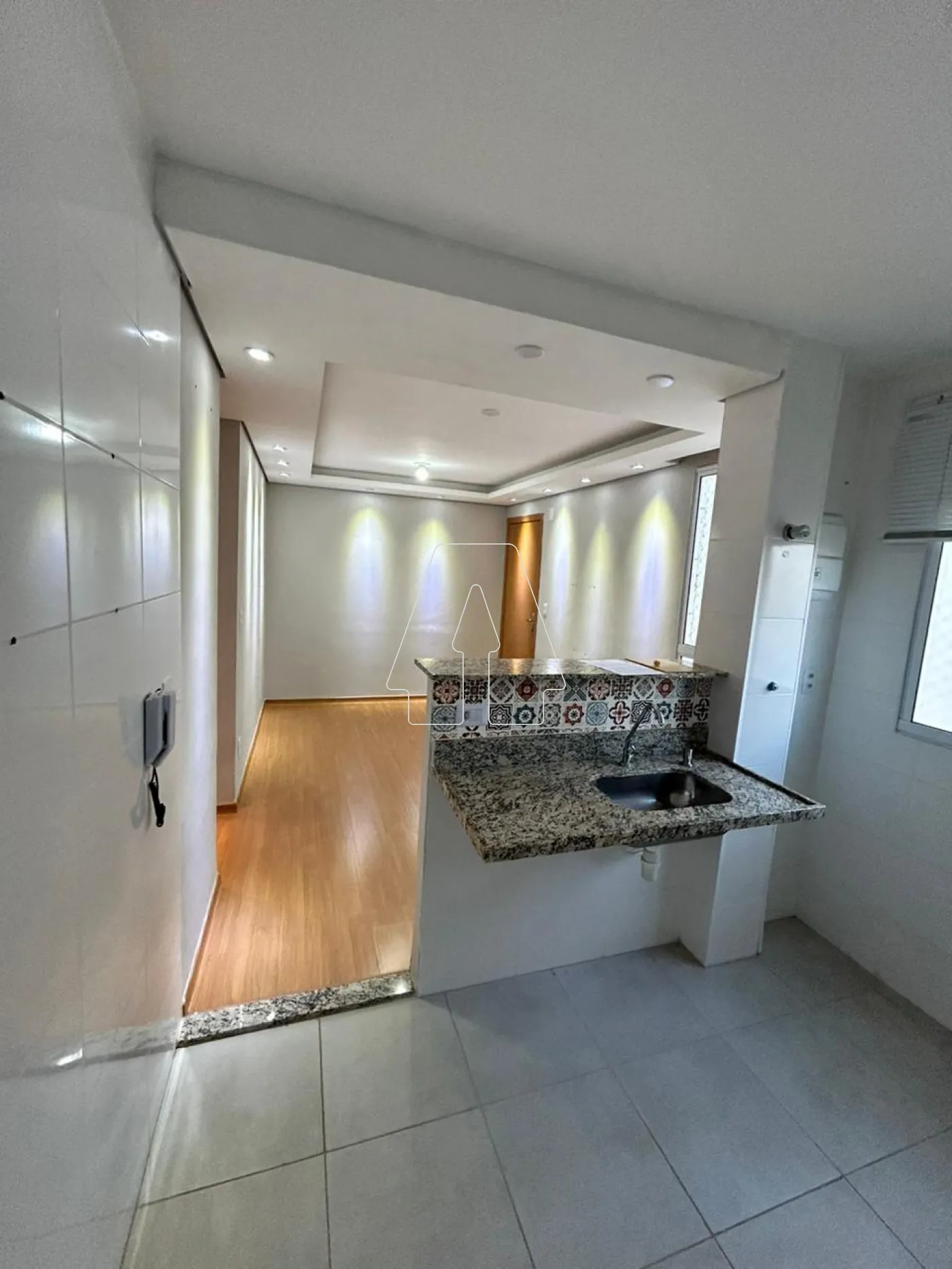 Alugar Apartamento / Padr&atilde;o em Ara&ccedil;atuba R$ 700,00 - Foto 2