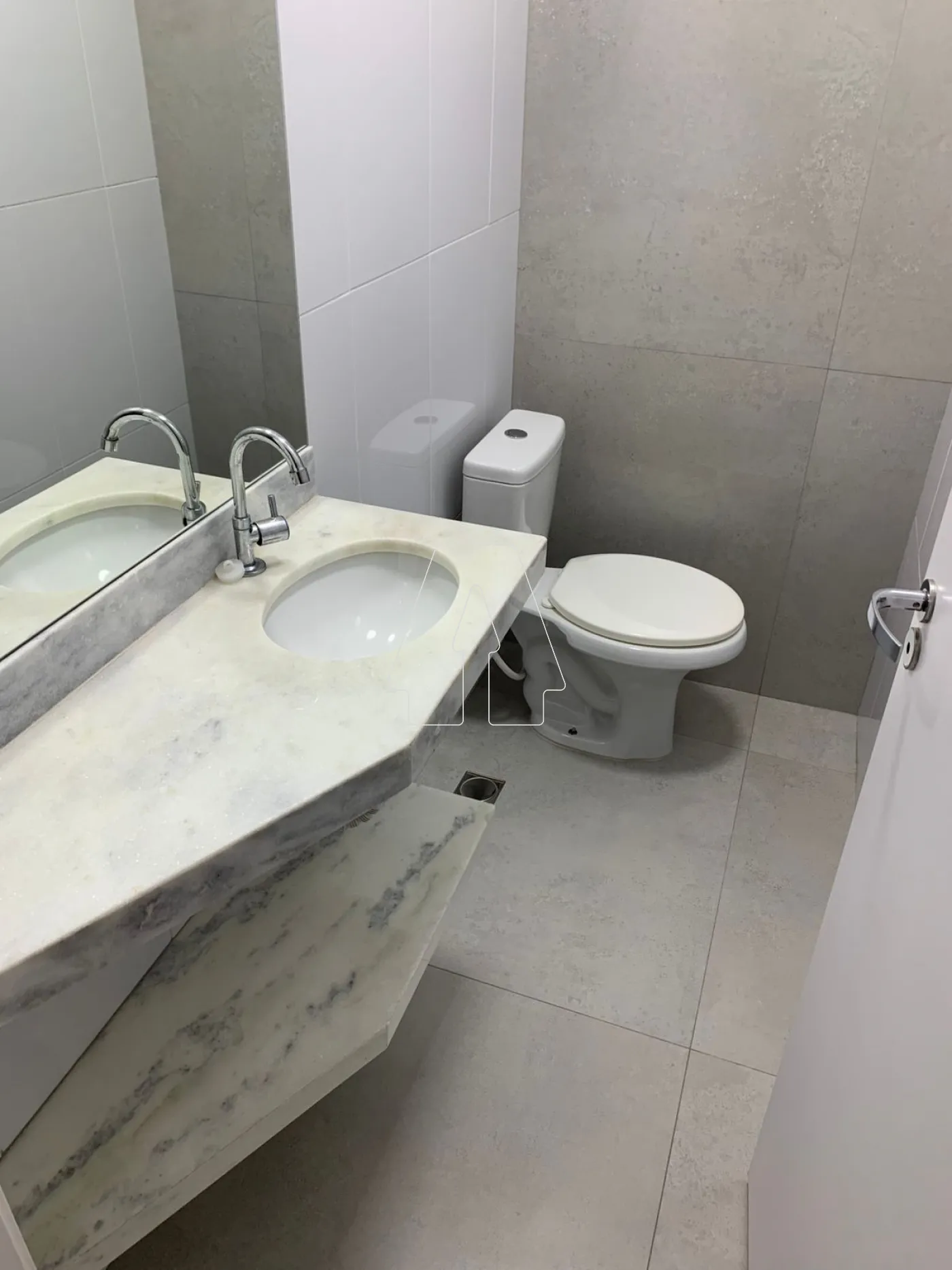 Alugar Apartamento / Padr&atilde;o em Ara&ccedil;atuba R$ 3.600,00 - Foto 4