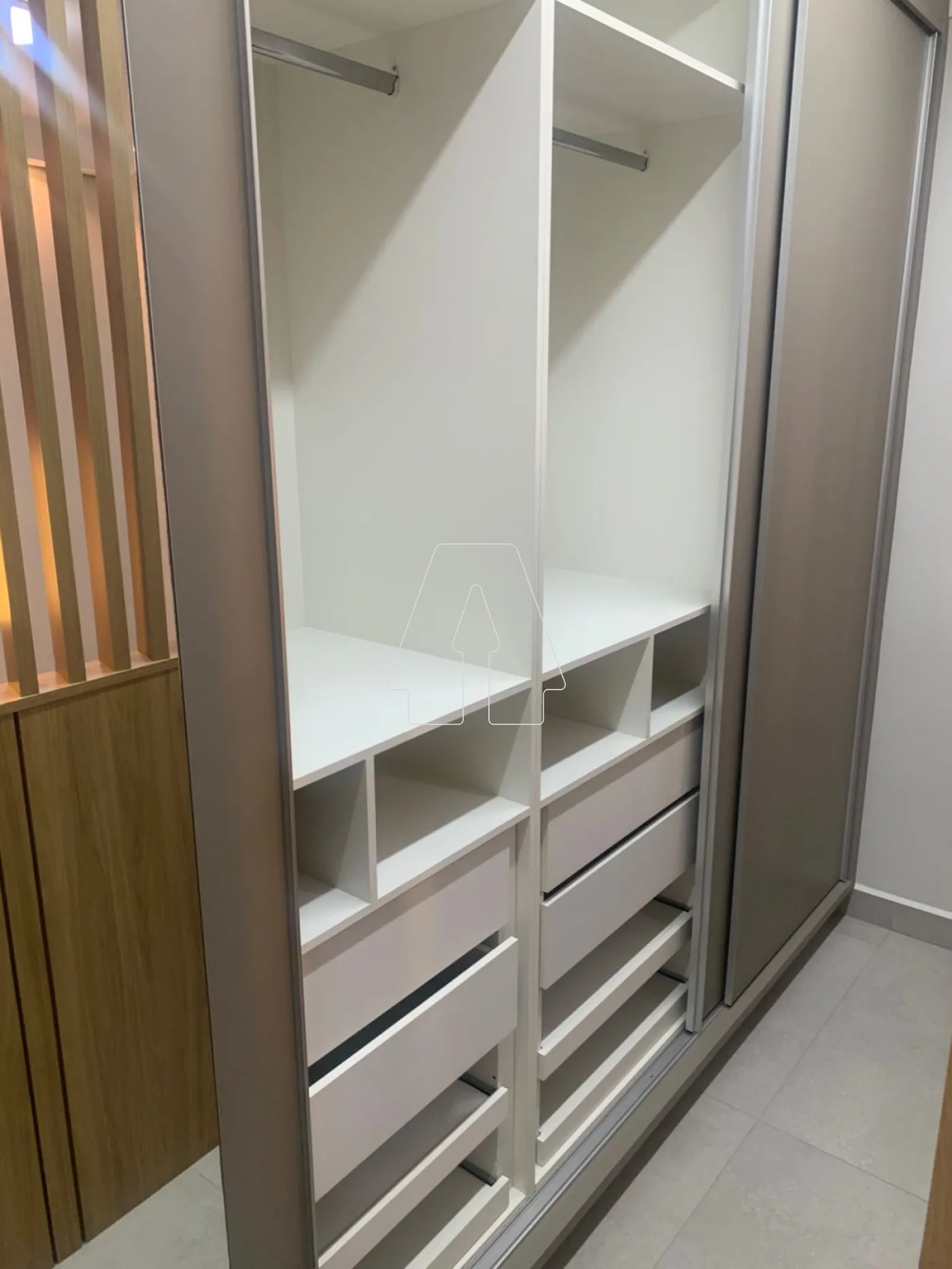 Alugar Apartamento / Padr&atilde;o em Ara&ccedil;atuba R$ 3.600,00 - Foto 20