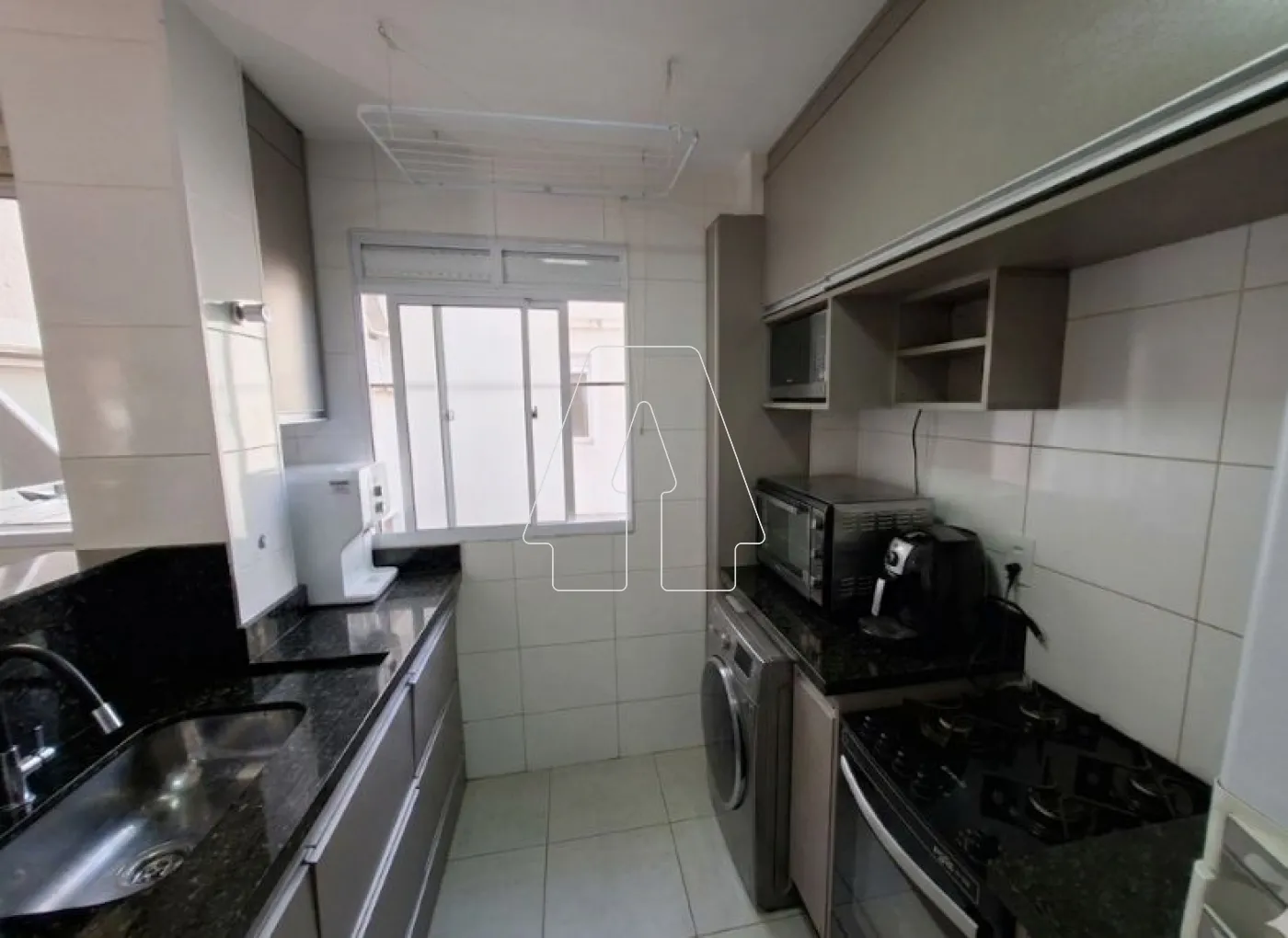 Alugar Apartamento / Padr&atilde;o em Ara&ccedil;atuba R$ 1.500,00 - Foto 4