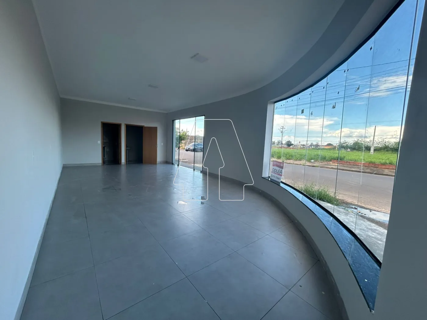 Alugar Comercial / Sal&atilde;o em Ara&ccedil;atuba R$ 1.800,00 - Foto 1