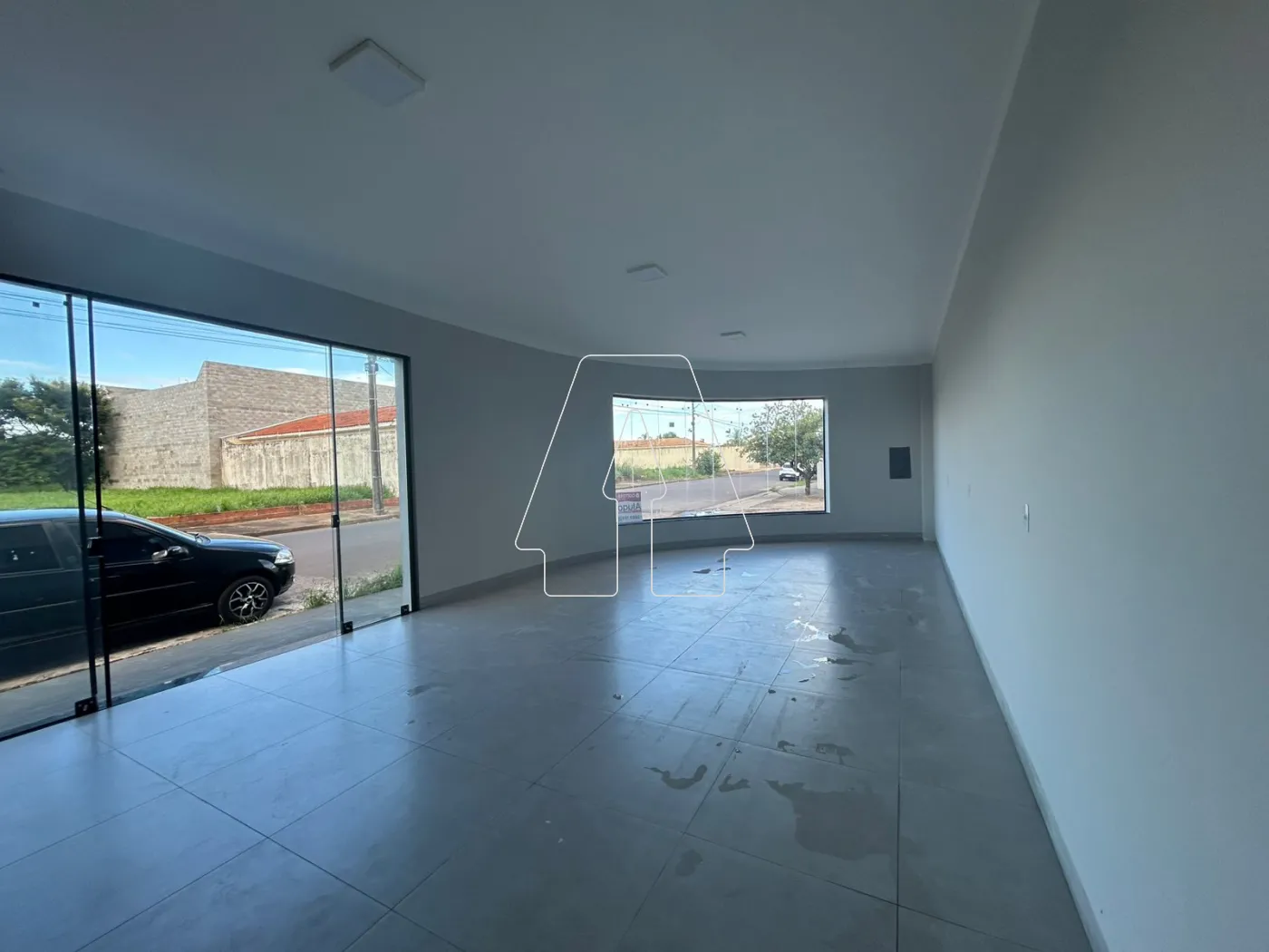 Alugar Comercial / Sal&atilde;o em Ara&ccedil;atuba R$ 1.800,00 - Foto 2