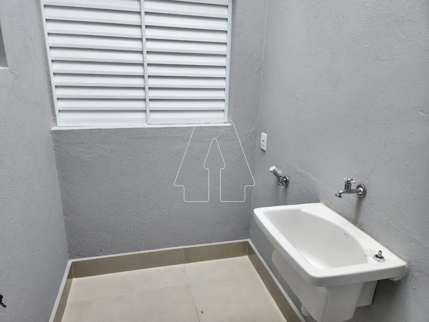 Alugar Casa / Kitnet em Ara&ccedil;atuba R$ 1.000,00 - Foto 4