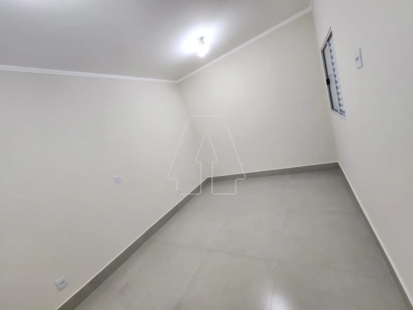 Alugar Casa / Kitnet em Ara&ccedil;atuba R$ 1.000,00 - Foto 1