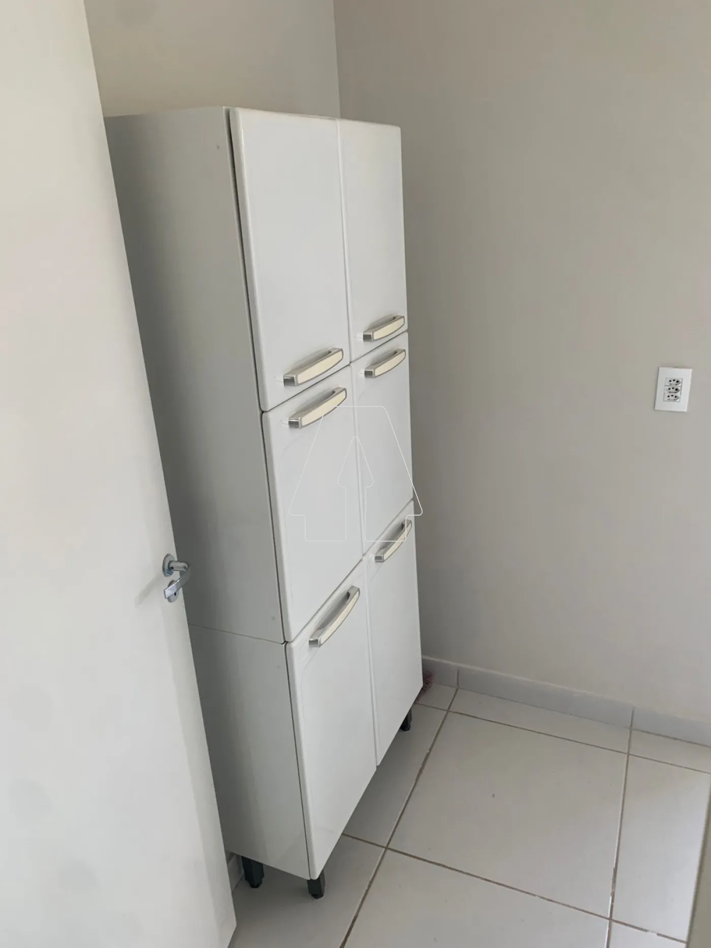 Alugar Apartamento / Padr&atilde;o em Ara&ccedil;atuba R$ 2.500,00 - Foto 4