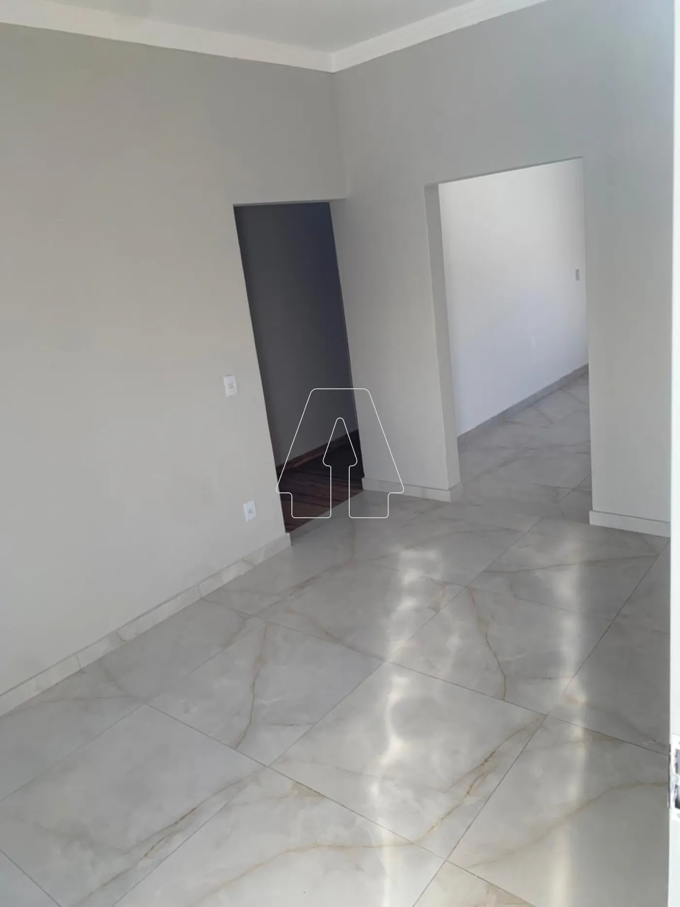 Alugar Casa / Residencial em Ara&ccedil;atuba R$ 2.350,00 - Foto 1